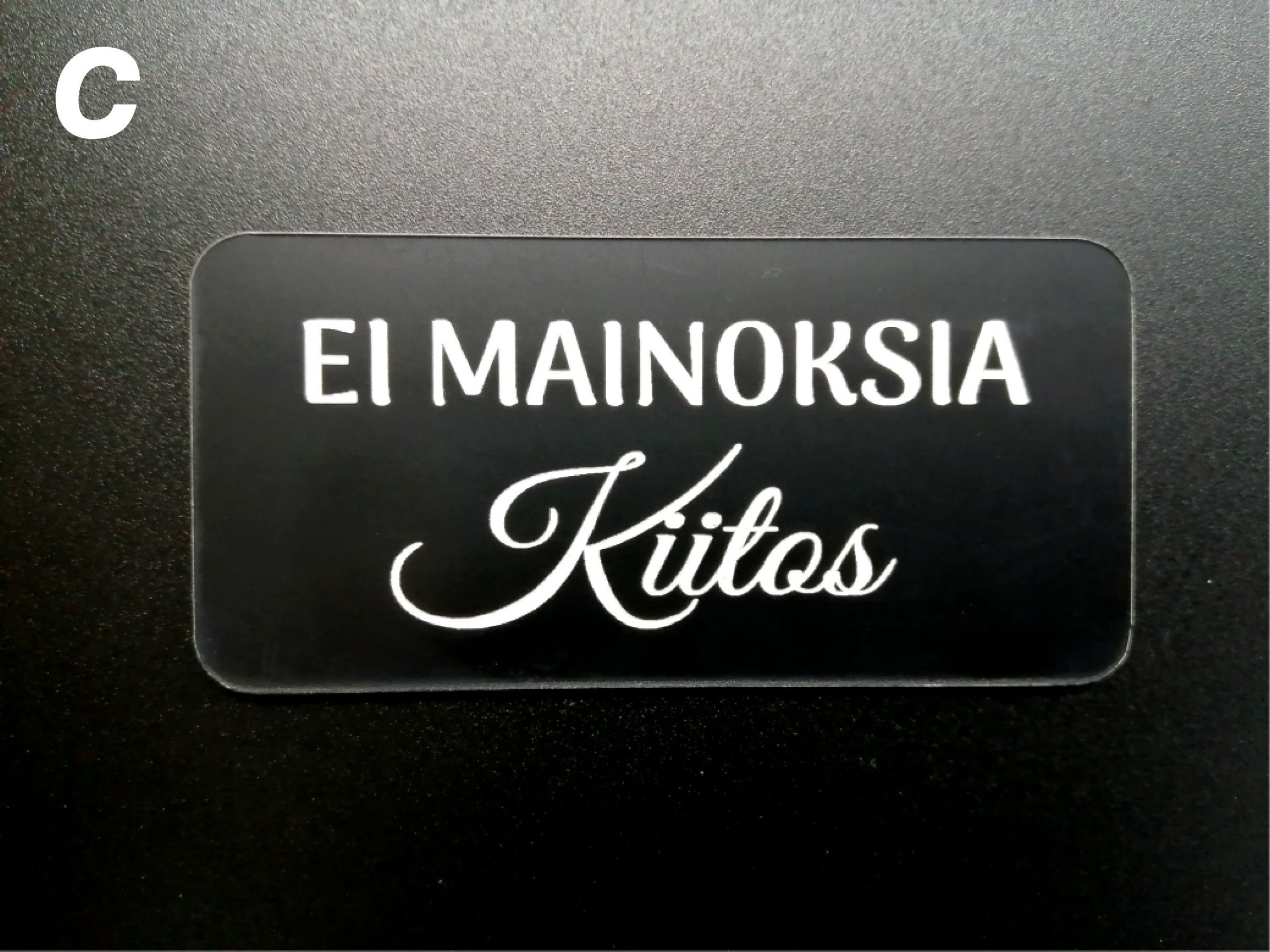 Ei mainoksia - kaiverrettu kyltti Materiaali: lasermuovi Koko: 8 x 4cm