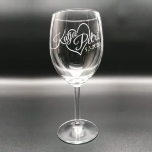 Viinilasi omalla tekstillä ja päivämäärällä Lasin mitat: 7 x 7 x 18cm