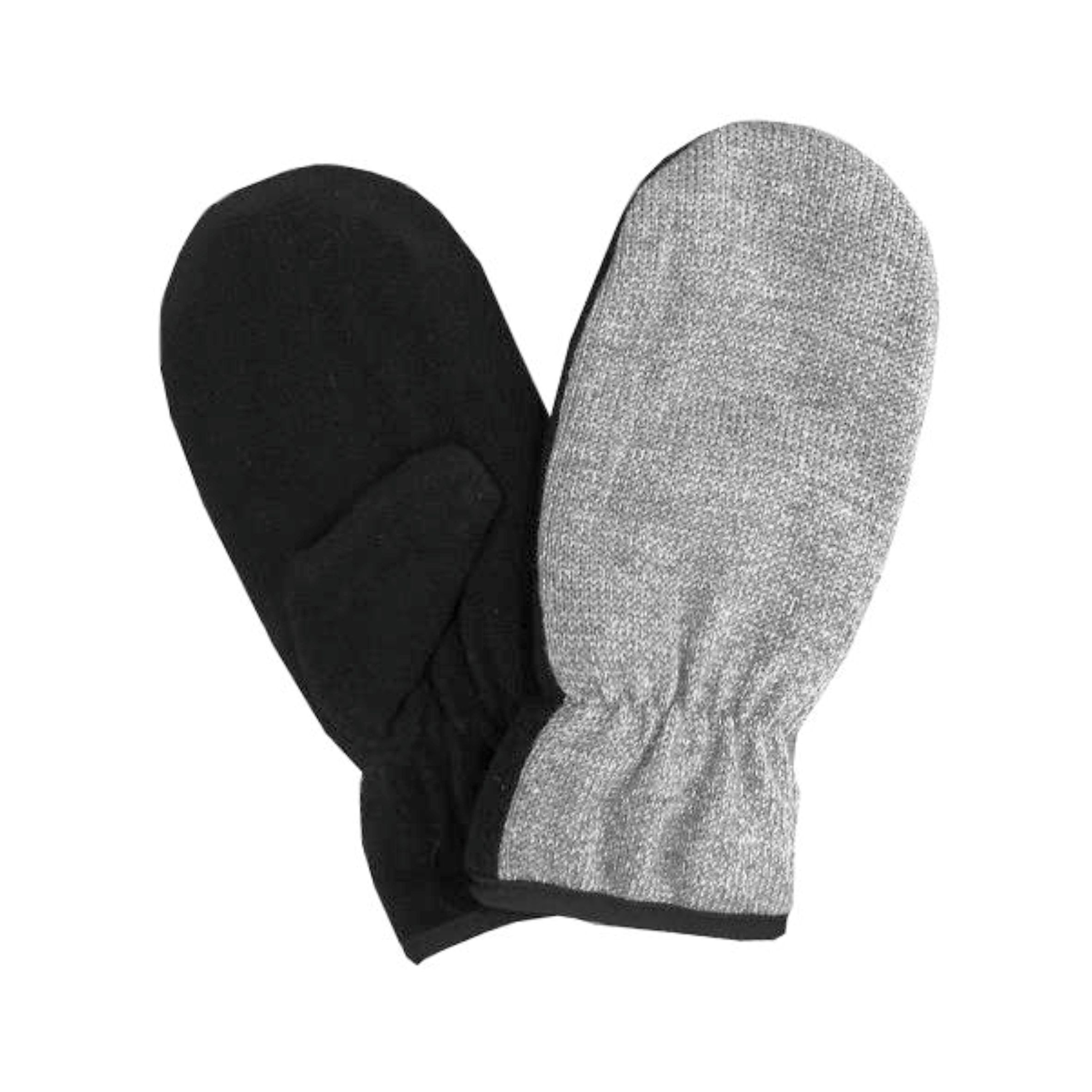 Lämpimät ja heijastavat lapaset joissa toinen puoli heijastava ja toinen musta. Näillä näyt pitkälle ja lisäät turvallisuutta pimeässä.