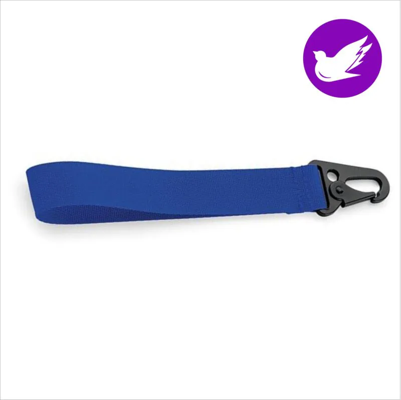 sininen avaimenperä omalla tekstillä Materiaali: 100 % tiheään kudottua polyesteriä Koko: 2,5 x 20,5 cm Kestävä lukkokiinnitys