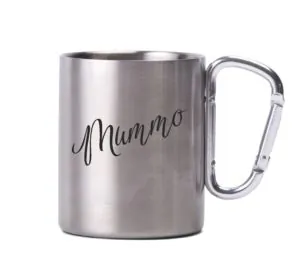 MORBERG by Orrefors Hunting Teräsmuki Mummo -aiheisella merkkauksella Ruostumattomasta teräksestä valmistettu teräsmuki, jossa kaksinkertaiset seinät. Sisäseinä on päällystetty kuparilla optimaalisen lämmönkestävyyden saavuttamiseksi. Mukin kahvana on karabiinihakanen, josta mukin voi kätevästi kiinnittää riippumaan reppuun. Muki sopii erinomaisesti retkeilyyn, metsälle ja veneilyyn. Suosittelemme ainoastaan käsinpesua. Tilavuus: 35 cl