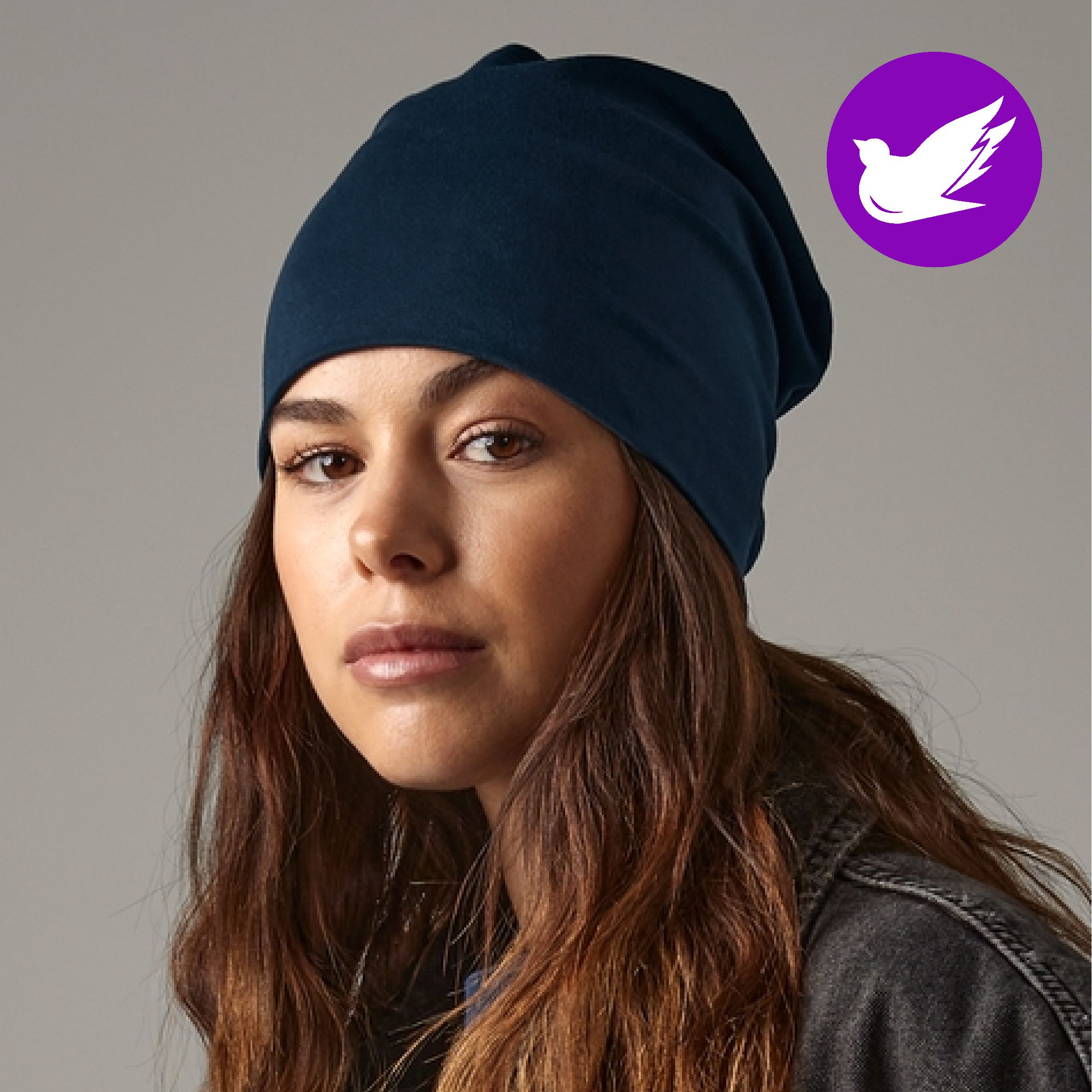 Pitkä puuvillatrikoopipo Hemsedal omalla tekstillä • Materiaali: 95 % puuvillaa, 5 % elastaania • Paino: 200 g/m² • Pituus n. 28 cm • Kaksinkertainen kangas,  ohuempi kuin vastaava tuote nimeltään Dorado • Takana kaksi muoto-ommelta • Tiheä kudonta • Koko onesize