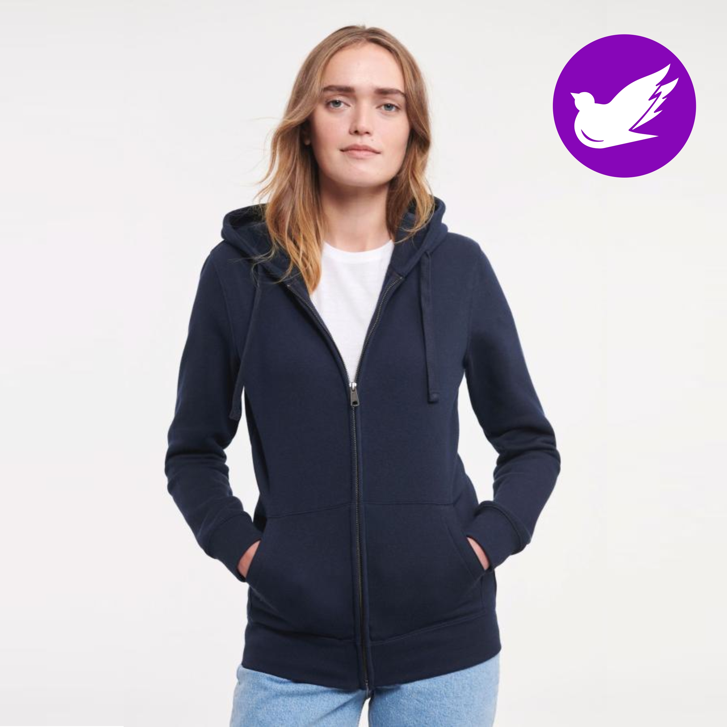 RUSSEL AUTHENTIC NAISTEN VETOKETJUHUPPARI omalla tekstilläsi Materiaali: 80 % rengaskehrättyä kampapuuvillaa, 20 % polyesteriä Paino: 280 g/m² Kolmilankakudonta, päälikerros pehmeää puuvillaa Kaksinkertaisessa hupussa kankaanvärinen nyöri Päällystetty metallinen YKK-vetoketju mahdollistaa ison etupainatuksen Vahvistettu niskasauma Oikeanpuoleisessa taskussa läpivienti ja kauluksessa lenkit kuulokkeiden johdolle Harjattu sisäpinta Kaikissa väreissä koot XS-XL