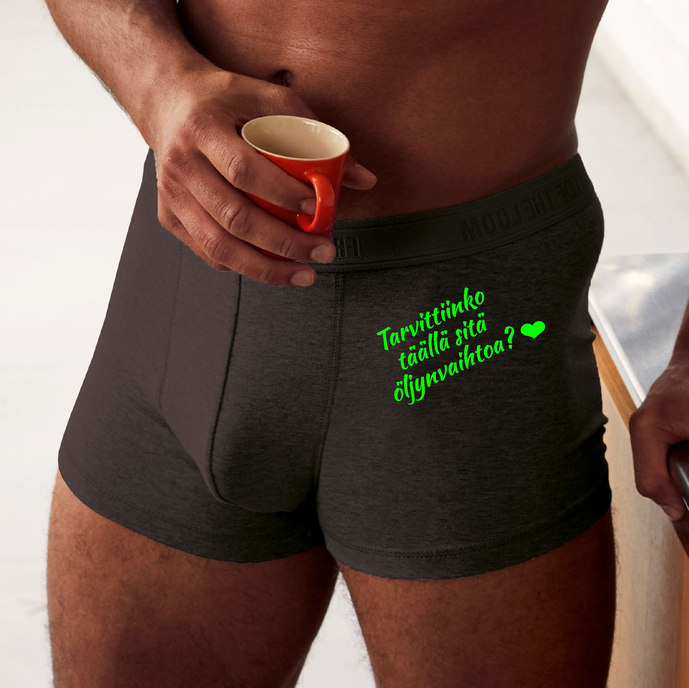 BOKSERIT VALMIILLA TEKSTILLÄ - – Tuotteen väri on musta – Painatus tehdään boksereiden etupuolelle – Valitse haluamasi teksti ja tekstin väri • Materiaali: 95 % puuvillaa, 5 % elastaania • Paino: 155 g/m² • Tekstiilin väri musta • Koot: S - XXL