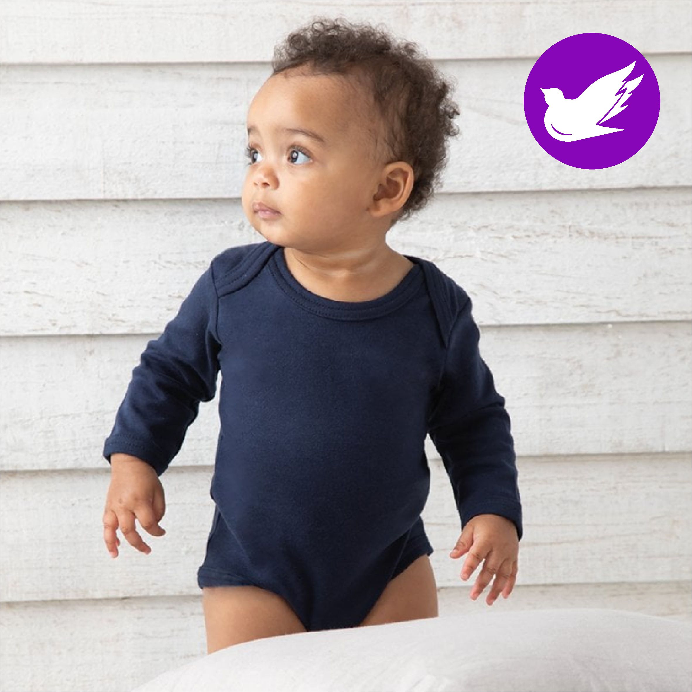 Vauvan pitkähihainen body omalla tekstillä Materiaali: 100% luomu puuvillaa Paino: 200g/m² Koot: 3-6kk, 6-12kk, 12-18kk Laskostetut olkasaumat Kankaanväriset näppärit jalkovälissä Pehmeä ja  joustava materiaali Vegaaninen: ei ole käytetty eläinperäisiä tuotteita missään tuotannon vaiheessa