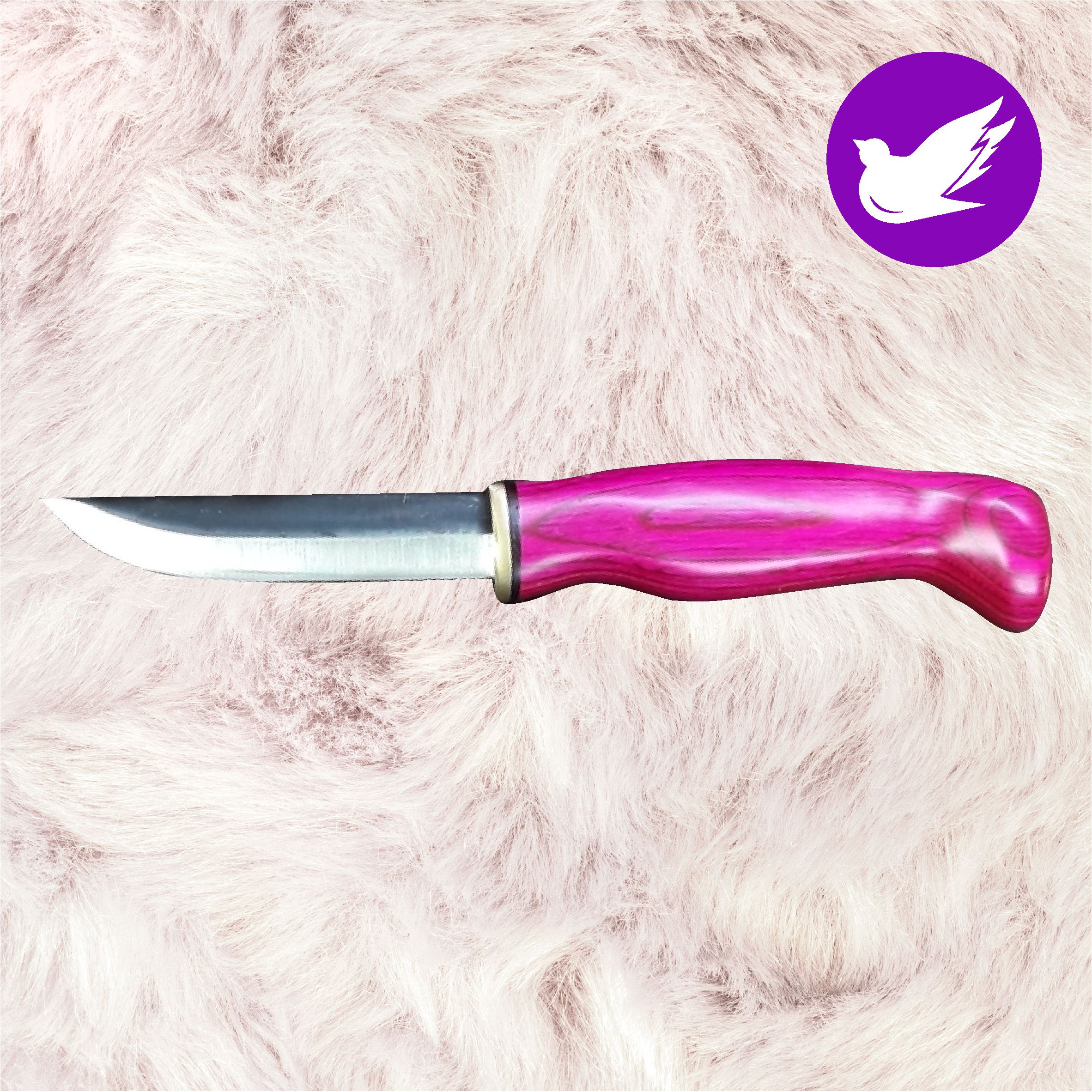 puukko omalla tekstillä. Puukon mukana tulee värikahvan sävyinen tuppi. Terä: 8,5 cm