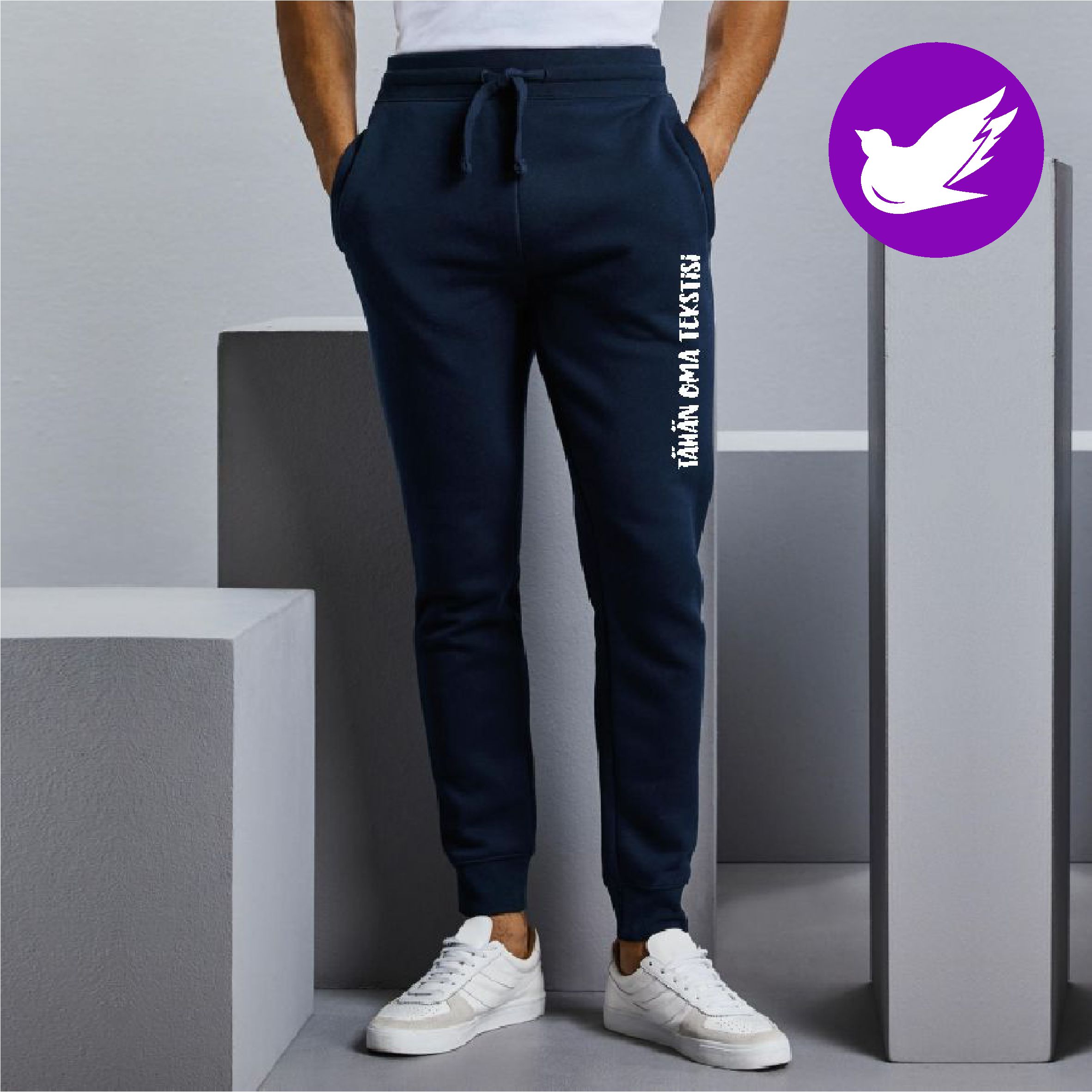 RUSSEL AUTHENTIC UNISEX COLLEGEHOUSUT omalla tekstillä Housujen väri on musta. • Materiaali: 80 % rengaskehrättyä kampapuuvillaa, 20 % polyesteriä • Paino: 280 g/m² • Kolmilankakudonta, päälikerros pehmeää puuvillaa • Vetoketjulliset sivutaskut ja takatasku • Joustava vyötärö, jossa paksu nyöri • Harjattu sisäpinta Koot: XS – XXL