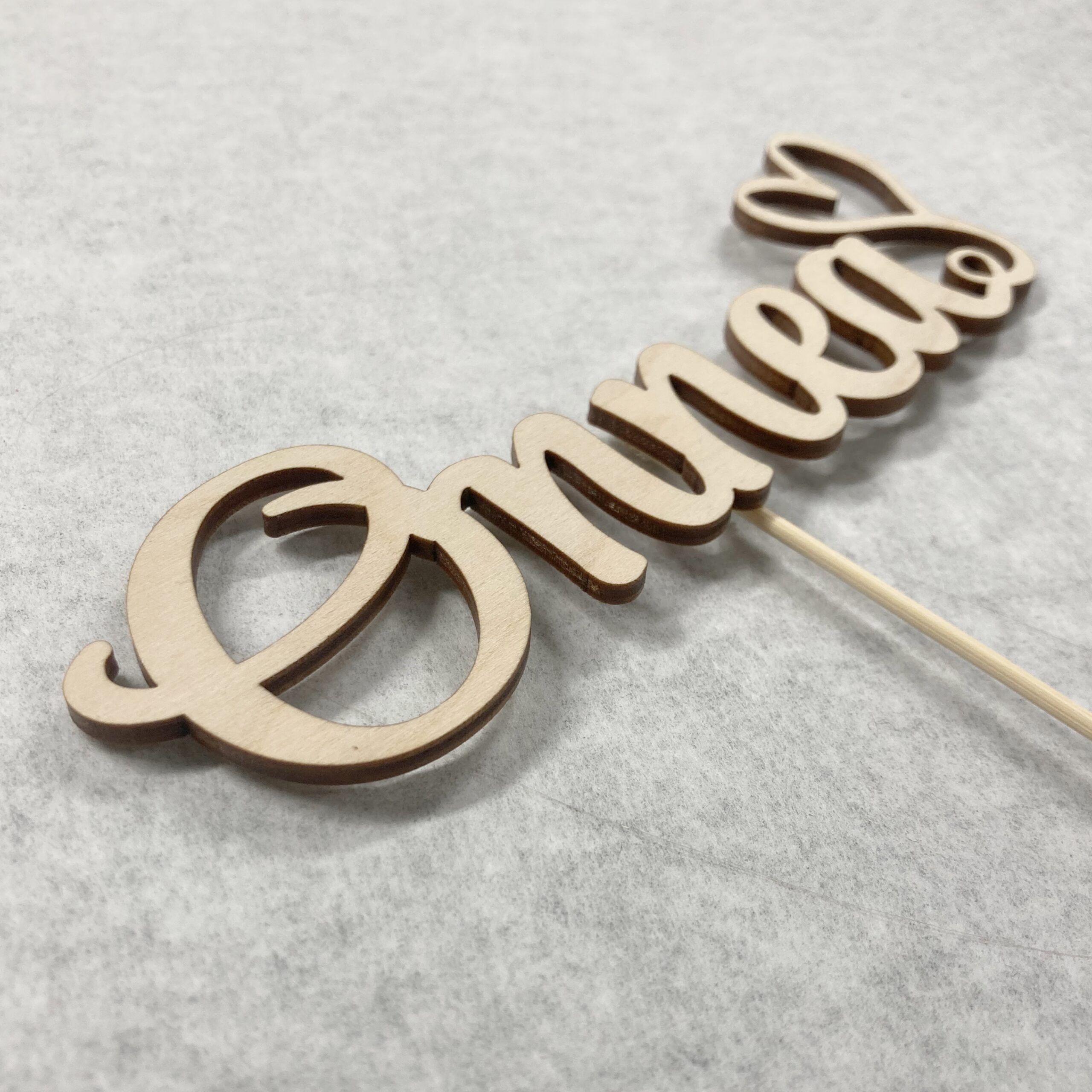 KAKKUKORISTE Koristeen materiaali on käsittelemätön vanerilevy.