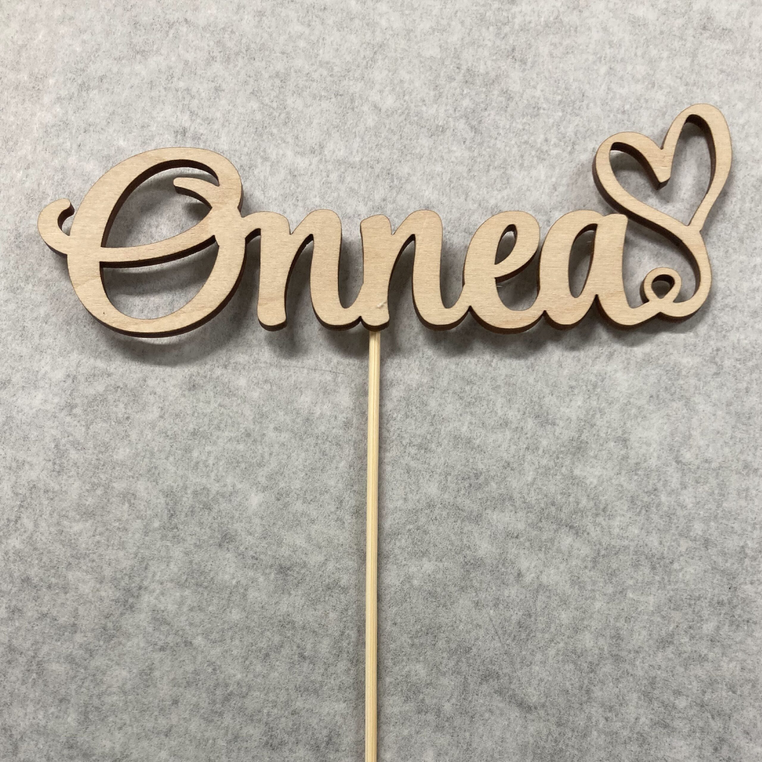 KAKKUKORISTE Koristeen materiaali on käsittelemätön vanerilevy.