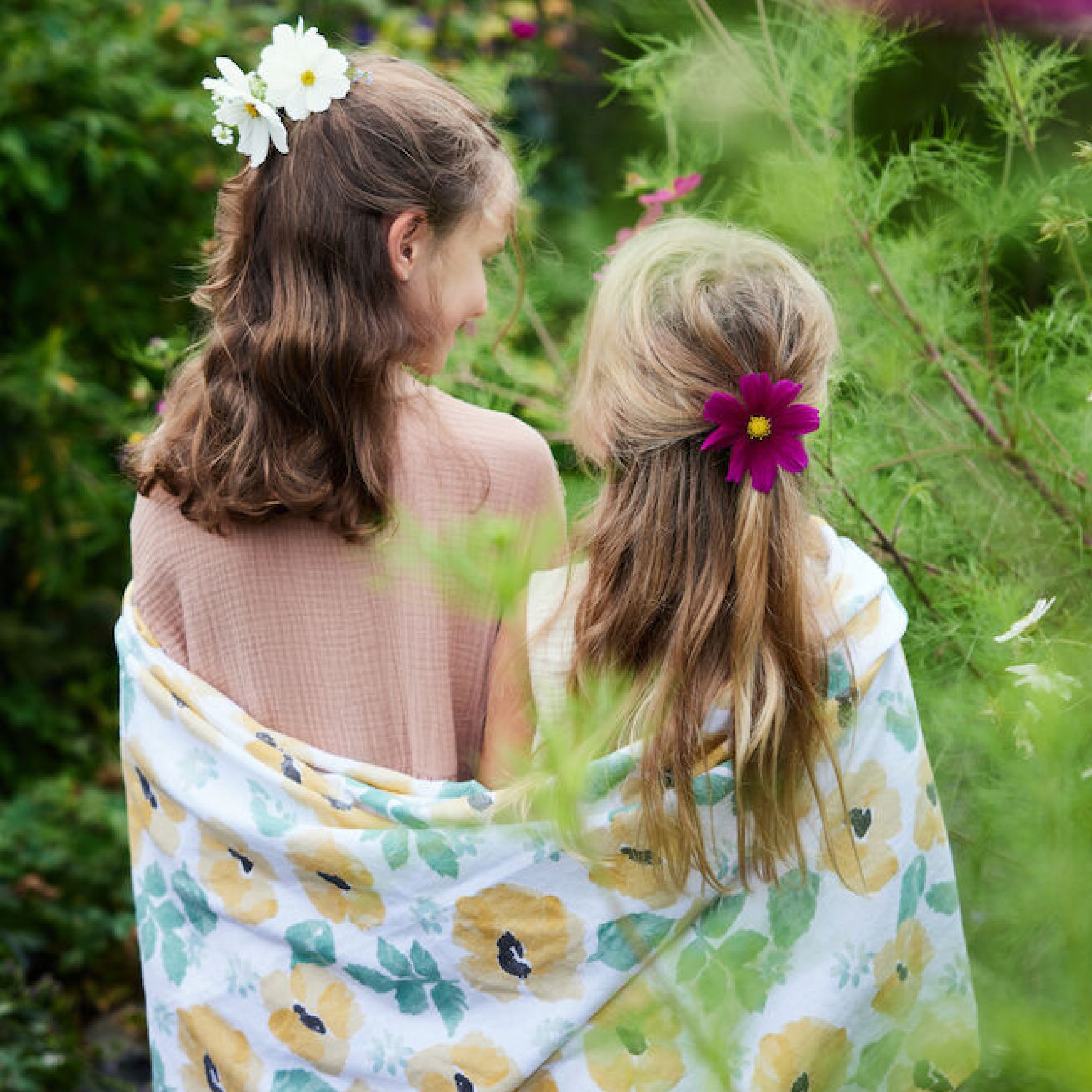 EDEN HAMAM PYYHE Eden hamam on kauniisti kuvioitu pyyhe hapsuilla, joka on valmistettu ohuesta, kudotusta kierrätyspuuvillasta (70%) ja polyesterista (30%). Kaunis kukkakuvio. Se kuivuu nopeasti ja on helppo ripustaa. Helppo rullata ja tuoda rannalle, uima-altaalle tai treeneihin. Koko 90x170cm.