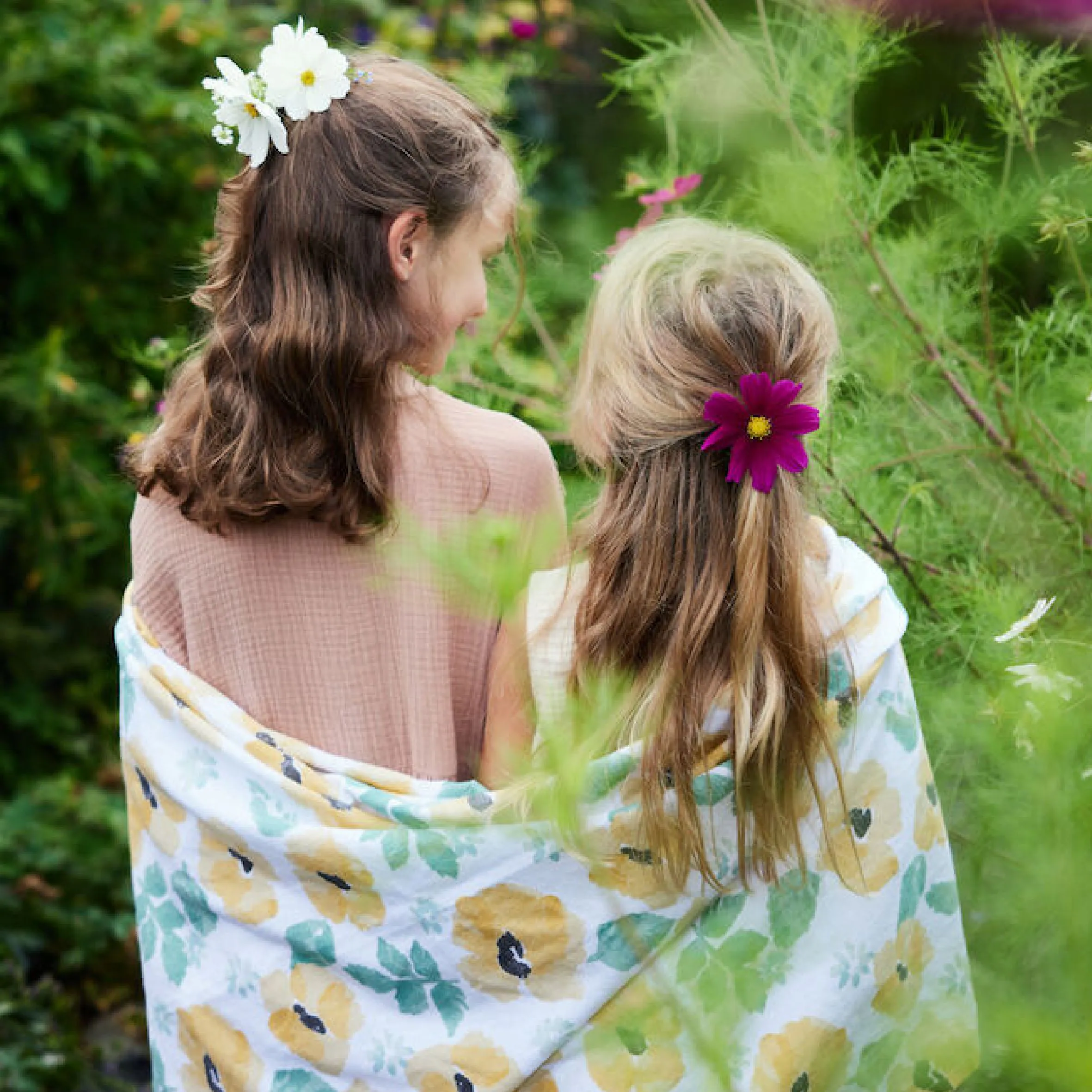 EDEN HAMAM PYYHE Eden hamam on kauniisti kuvioitu pyyhe hapsuilla, joka on valmistettu ohuesta, kudotusta kierrätyspuuvillasta (70%) ja polyesterista (30%). Kaunis kukkakuvio. Se kuivuu nopeasti ja on helppo ripustaa. Helppo rullata ja tuoda rannalle, uima-altaalle tai treeneihin. Koko 90x170cm.