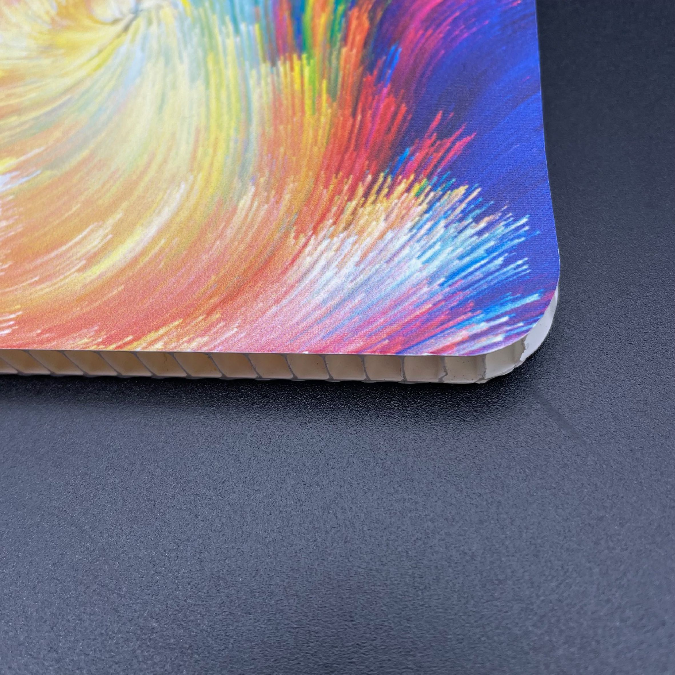 Mainoskyltti kennolevylle 50x70 cm Materiaali 5mm valkoinen polypropeeni kenno. Hintaan kuuluvat: 5 mm:n paksuinen levy ja laminoitu (sääsuojattu) kuvatuloste. Tämä mainoskoko sopii esimerkiksi A-telineeseen (standiin).