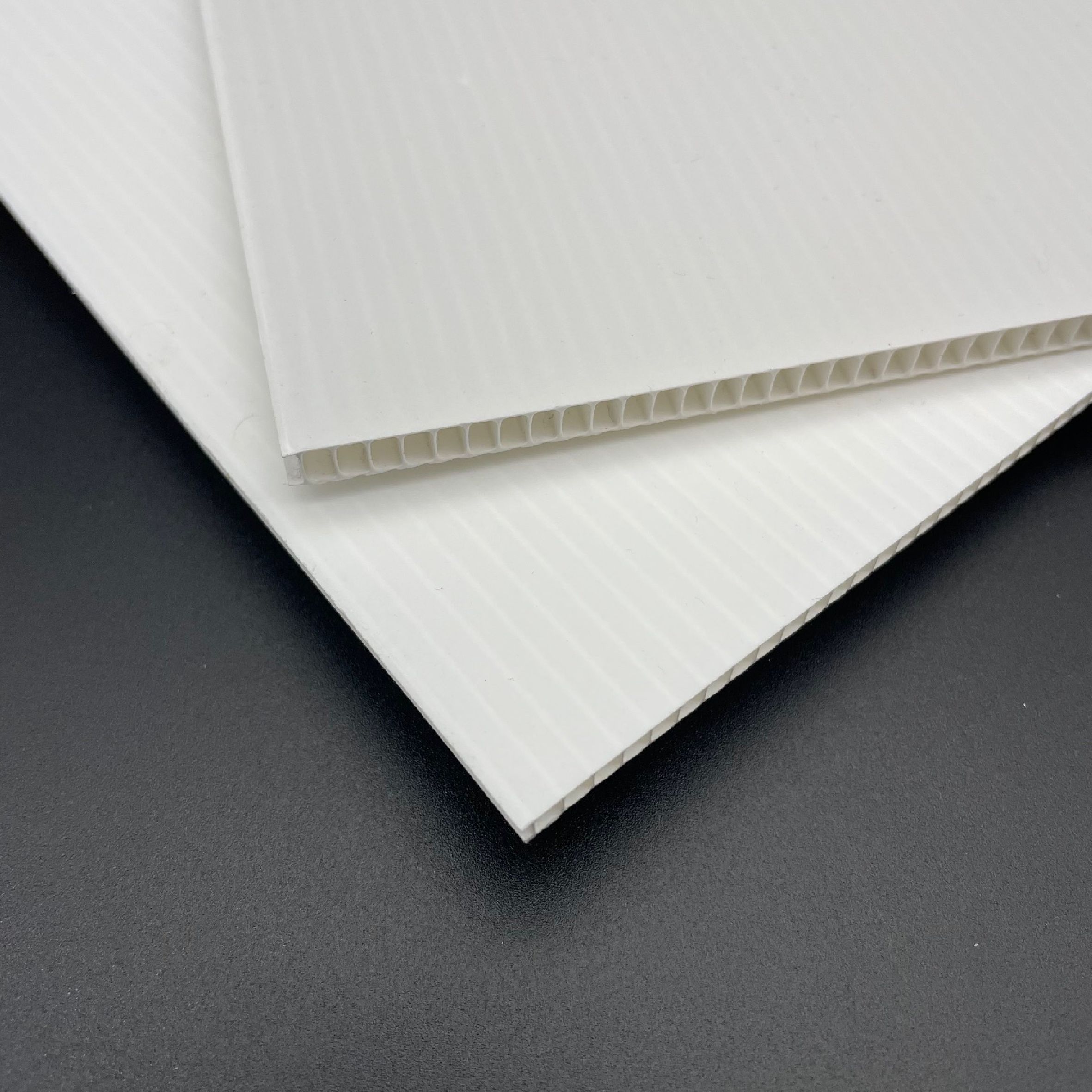 Mainoskyltti kennolevylle 50x70 cm Materiaali 5mm valkoinen polypropeeni kenno. Hintaan kuuluvat: 5 mm:n paksuinen levy ja laminoitu (sääsuojattu) kuvatuloste. Tämä mainoskoko sopii esimerkiksi A-telineeseen (standiin).