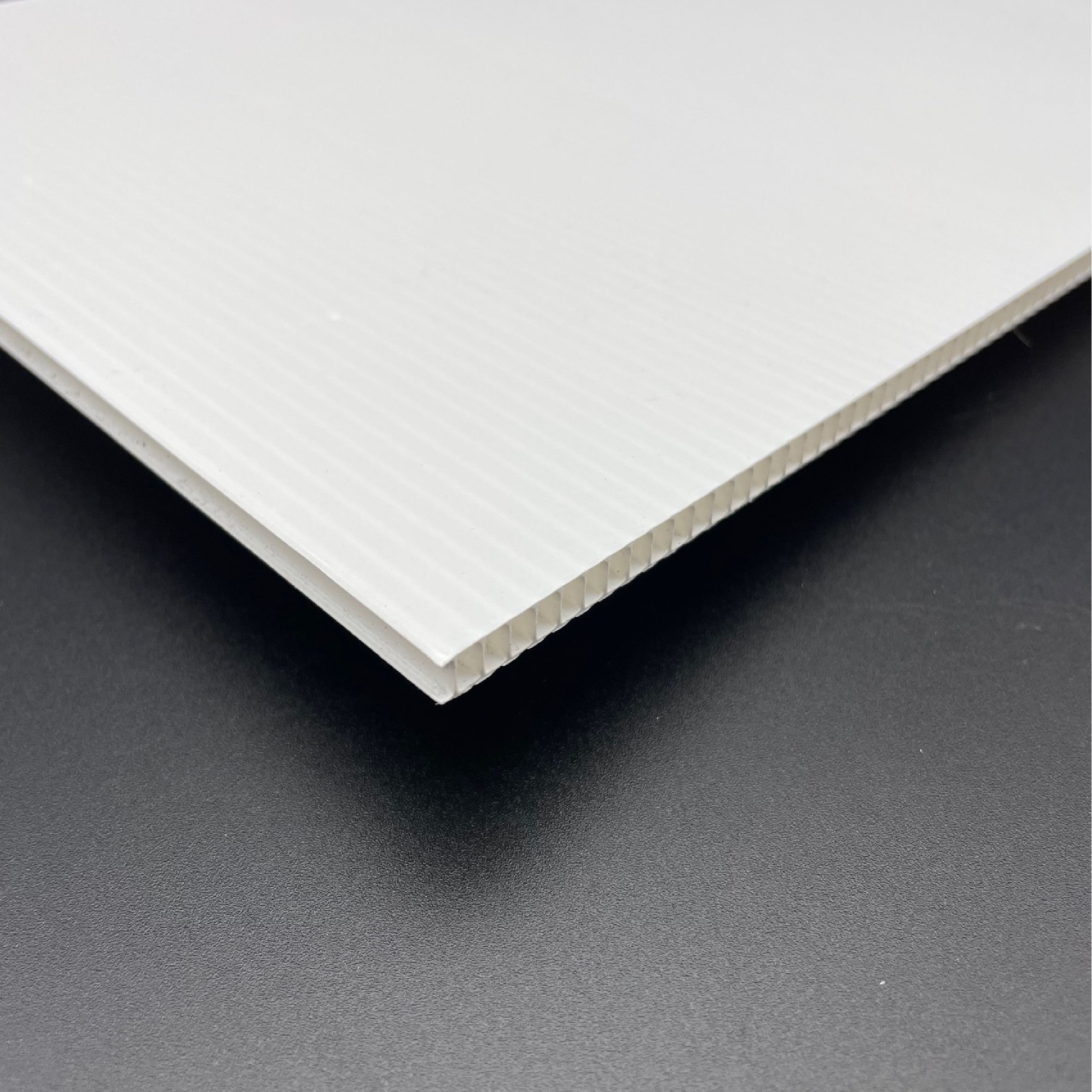 Mainoskyltti kennolevylle 50x70 cm Materiaali 5mm valkoinen polypropeeni kenno. Hintaan kuuluvat: 5 mm:n paksuinen levy ja laminoitu (sääsuojattu) kuvatuloste. Tämä mainoskoko sopii esimerkiksi A-telineeseen (standiin).