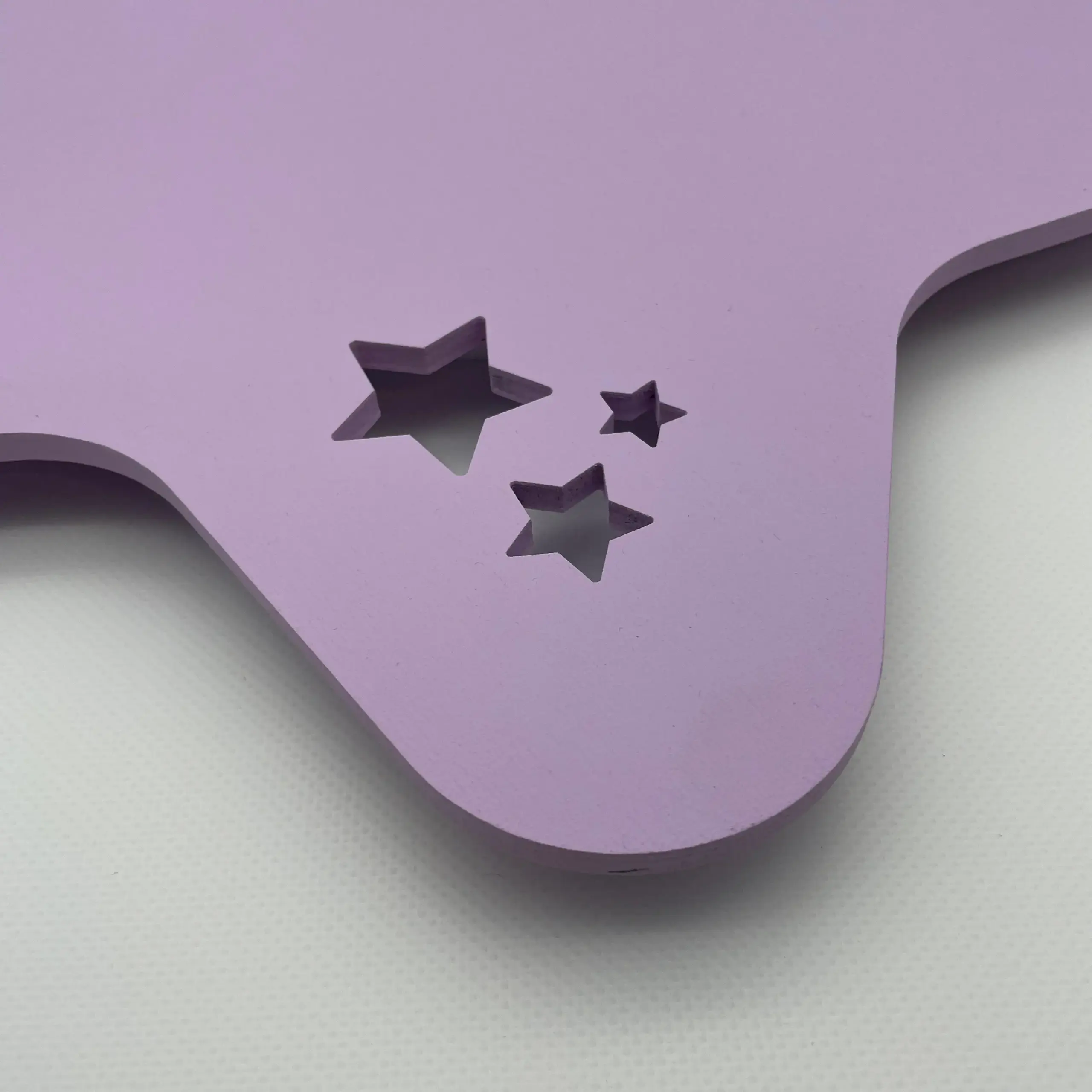 Tähden muotoinen seinävalaisin vanerista. Leveys 36cm x Korkeus 35cm. Materiaali 6 mm koivuvaneri. Valaisimen takana on reikä seinäkiinnitystä varten reikä. Koristeen etäisyys seinästä 2 cm. Voit valita haluamasi maalisävyn tai käsittelemättömän vaneripinnan. Voit valita koristeen valoilla tai ilman. Voit milloin tahansa lisätä valosarjan itse myös jälkeenpäin.