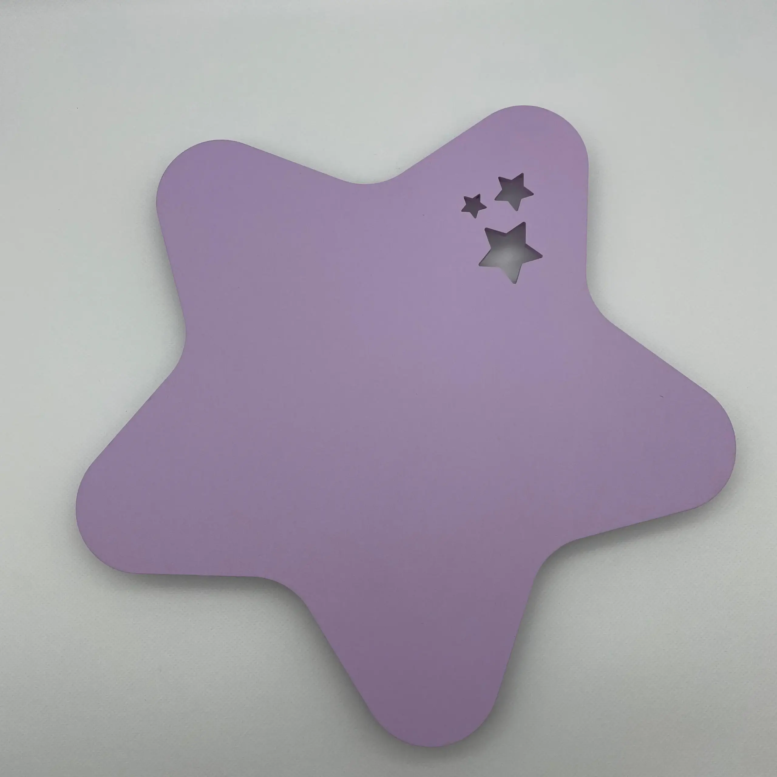 Tähden muotoinen seinävalaisin vanerista. Leveys 36cm x Korkeus 35cm. Materiaali 6 mm koivuvaneri. Valaisimen takana on reikä seinäkiinnitystä varten reikä. Koristeen etäisyys seinästä 2 cm. Voit valita haluamasi maalisävyn tai käsittelemättömän vaneripinnan. Voit valita koristeen valoilla tai ilman. Voit milloin tahansa lisätä valosarjan itse myös jälkeenpäin.