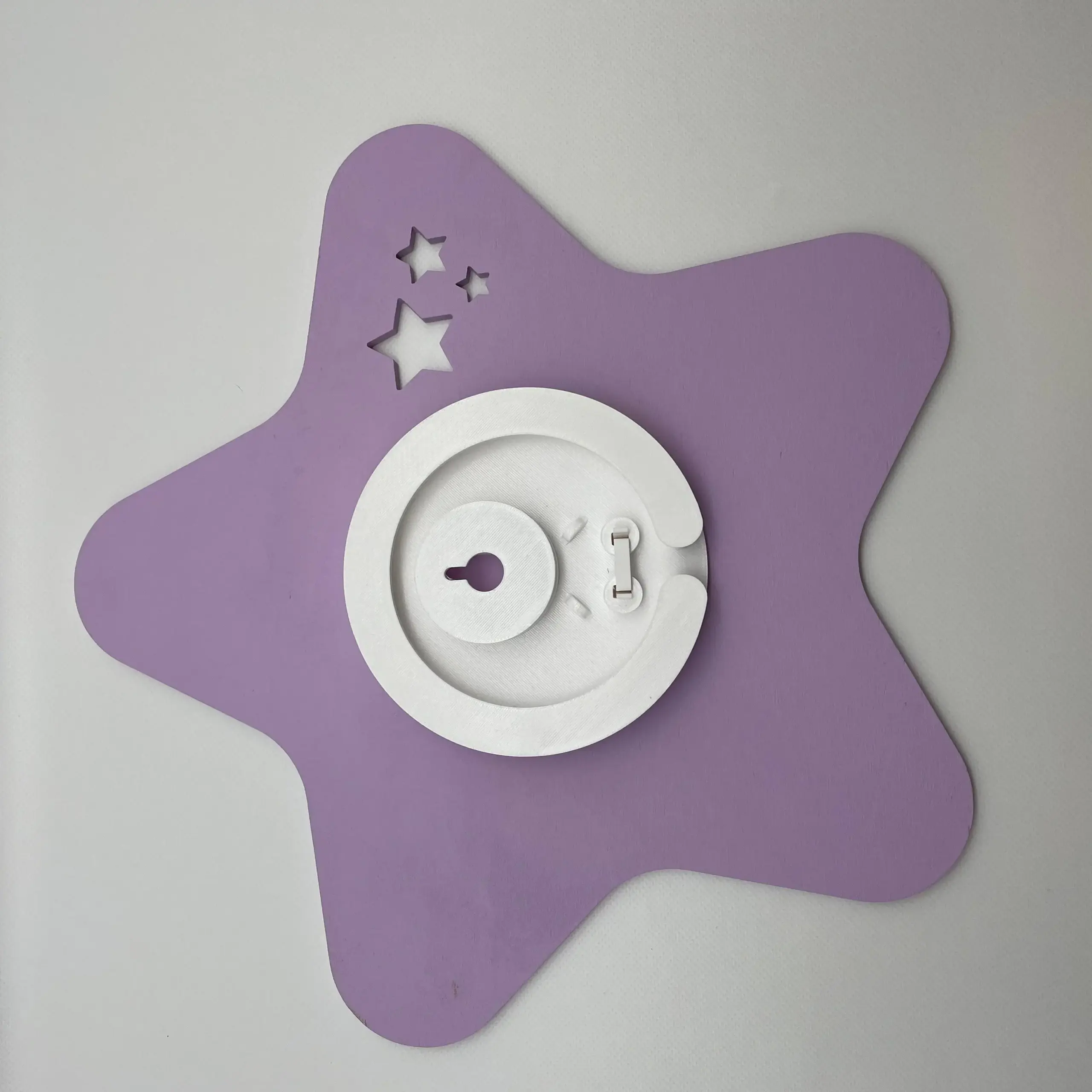 Tähden muotoinen seinävalaisin vanerista. Leveys 36cm x Korkeus 35cm. Materiaali 6 mm koivuvaneri. Valaisimen takana on reikä seinäkiinnitystä varten reikä. Koristeen etäisyys seinästä 2 cm. Voit valita haluamasi maalisävyn tai käsittelemättömän vaneripinnan. Voit valita koristeen valoilla tai ilman. Voit milloin tahansa lisätä valosarjan itse myös jälkeenpäin.