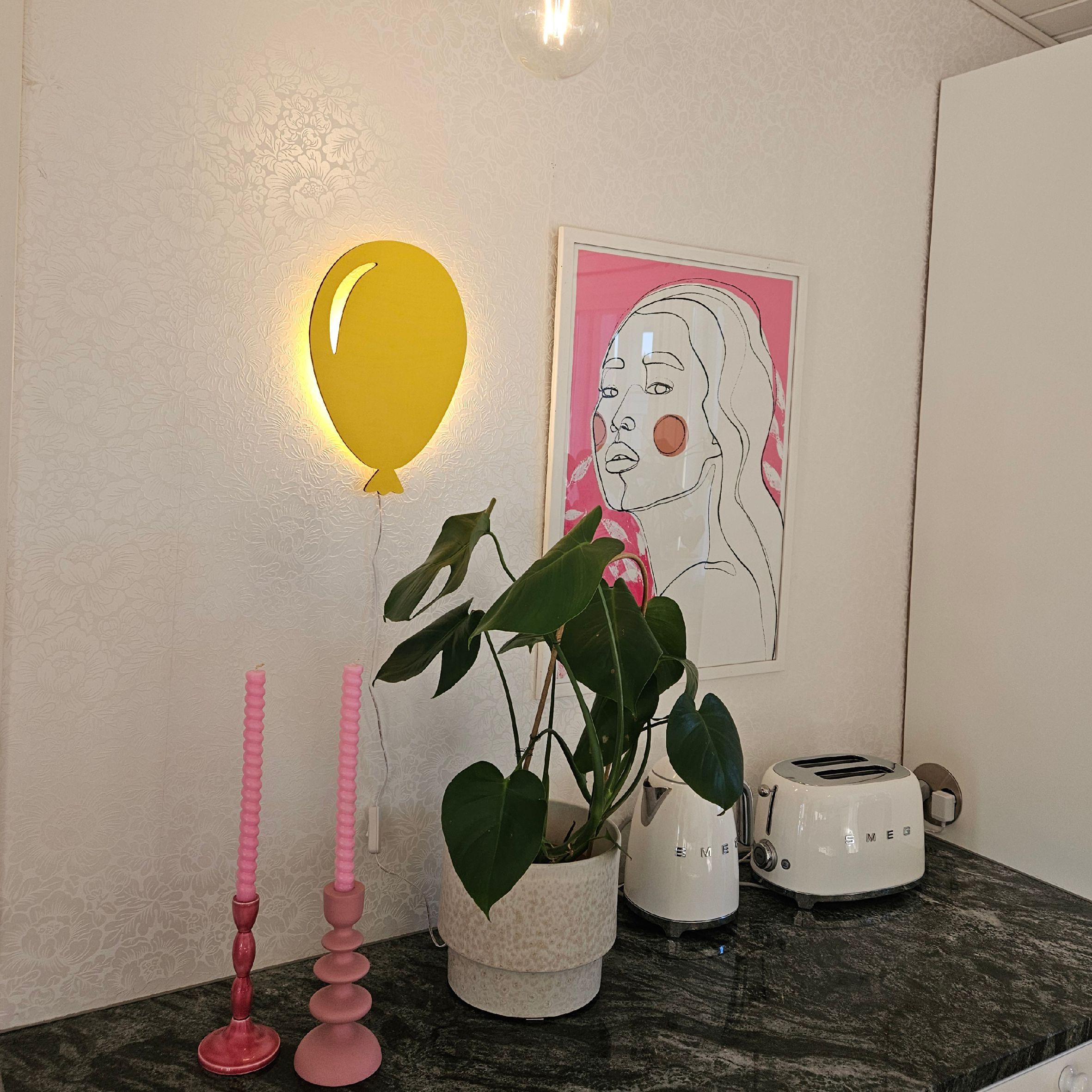 Ilmapallo seinävalo vanerista Leveys 27cm x Korkeus 40 cm