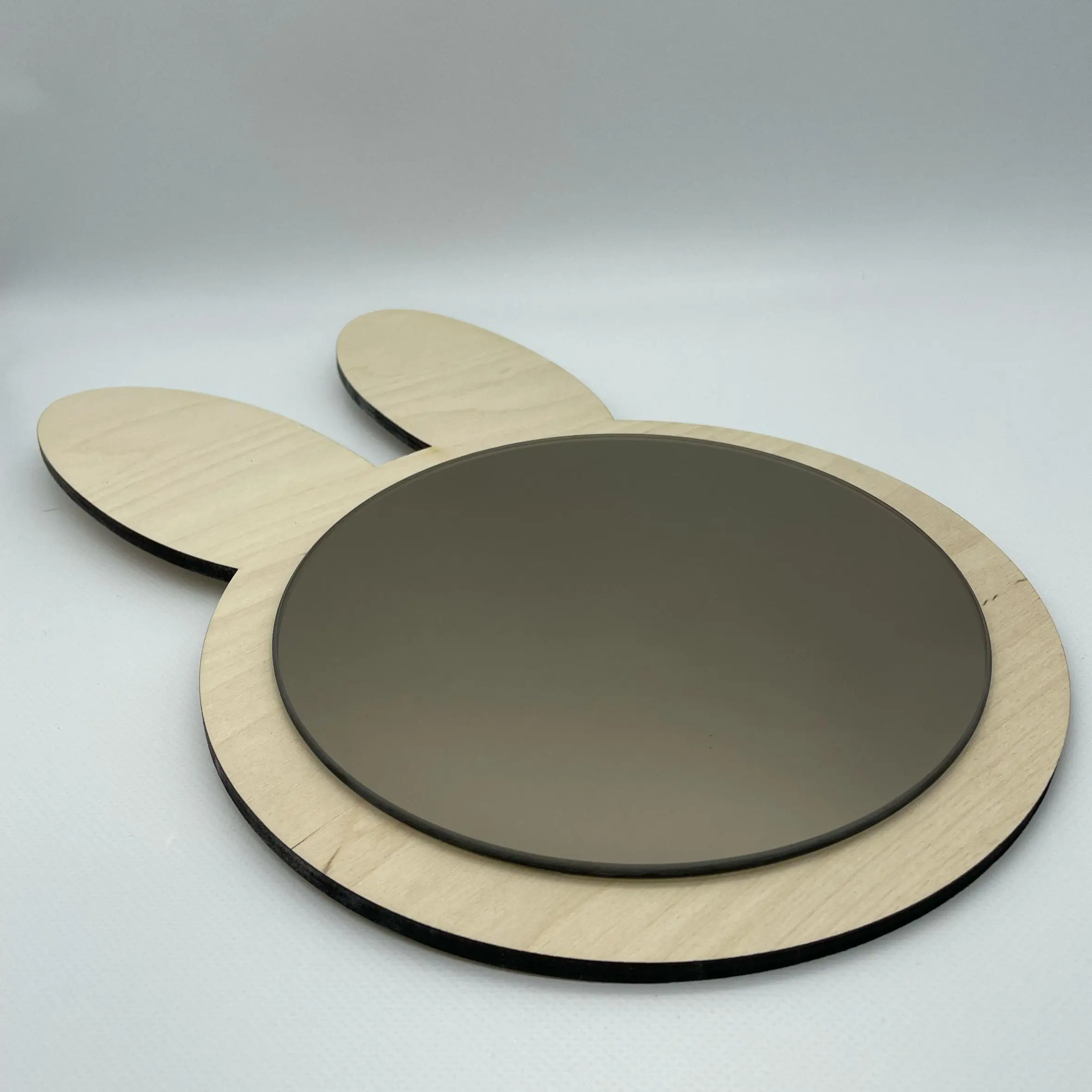 Pupun muotoinen peili vanerista. Voit valita haluamasi maalisävyn tai käsittelemättömän vaneripinnan.