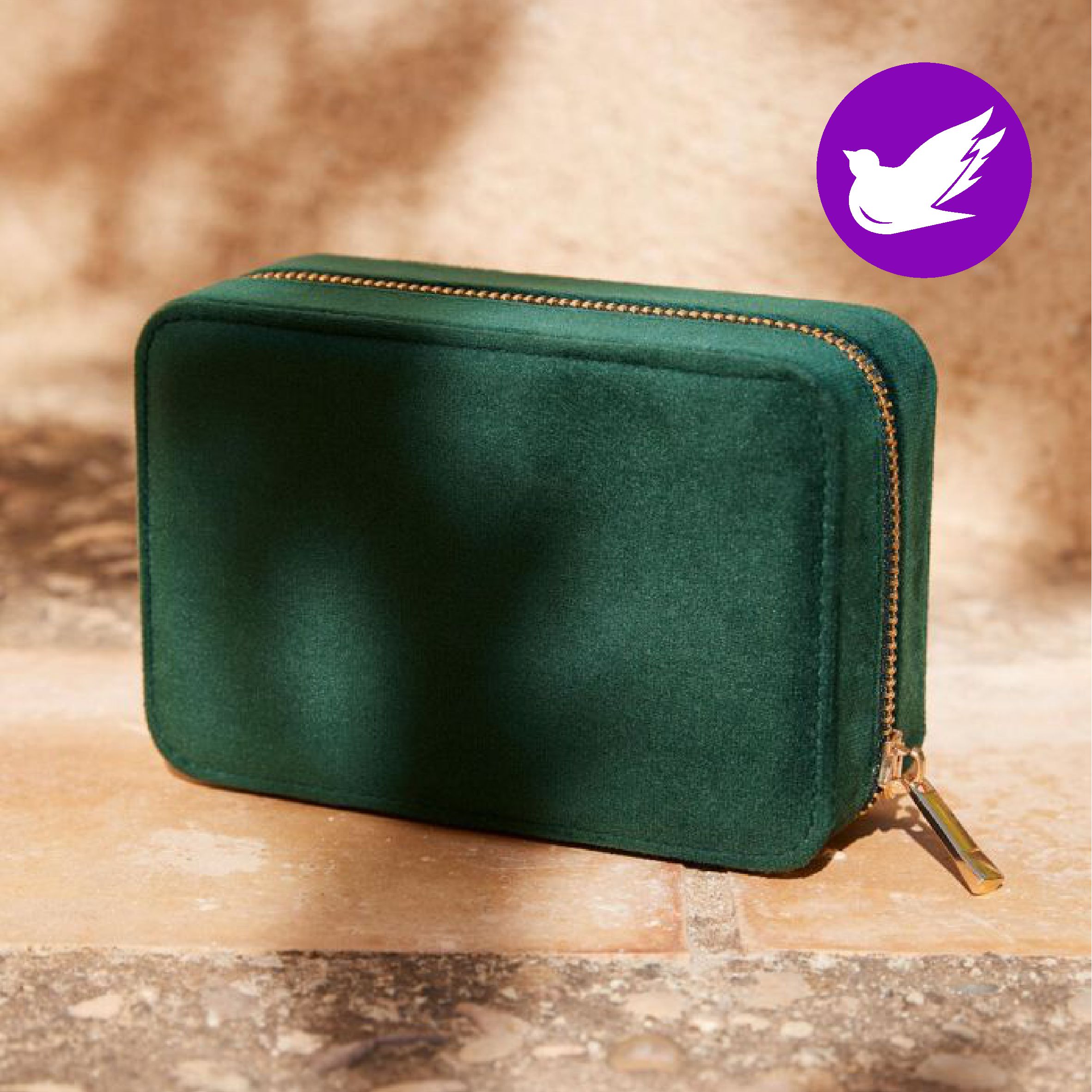 Velvet korurasia omalla tekstillä Tämä hurmaavan pehmeäpintainen, samettikankaalla verhoiltu korurasia on täydellinen kumppani arjen ja matkojen korujen säilytykseen. Kompaktin kokoinen rasia mahtuu helposti laukkuun, mutta tarjoaa silti yllättävän paljon säilytystilaa: kannen sisäpuolella on napilliset lenkit kaulakoruille ja rannekoruille, joustava tasku pienille aarteille sekä alaosassa kätevät lokerot sormuksille, korvakoruille ja muille koruille. Laadukas vetoketju sulkee rasian tukevasti, ja samettinen ulkopinta tuo tuotteelle ylellisen, lämpimän ilmeen. Täydellinen lahjaidea tai käytännöllinen lisä oman korukokoelman säilytykseen! Mitat: 15 x 10 x 6 cm Väri:   Moonstone, Rose Quartz,  Dark Emerald Painatuksen väri: kulta tai ruusukulta Kiiltävän kullanvärinen metallinen vetoketju ja vedin