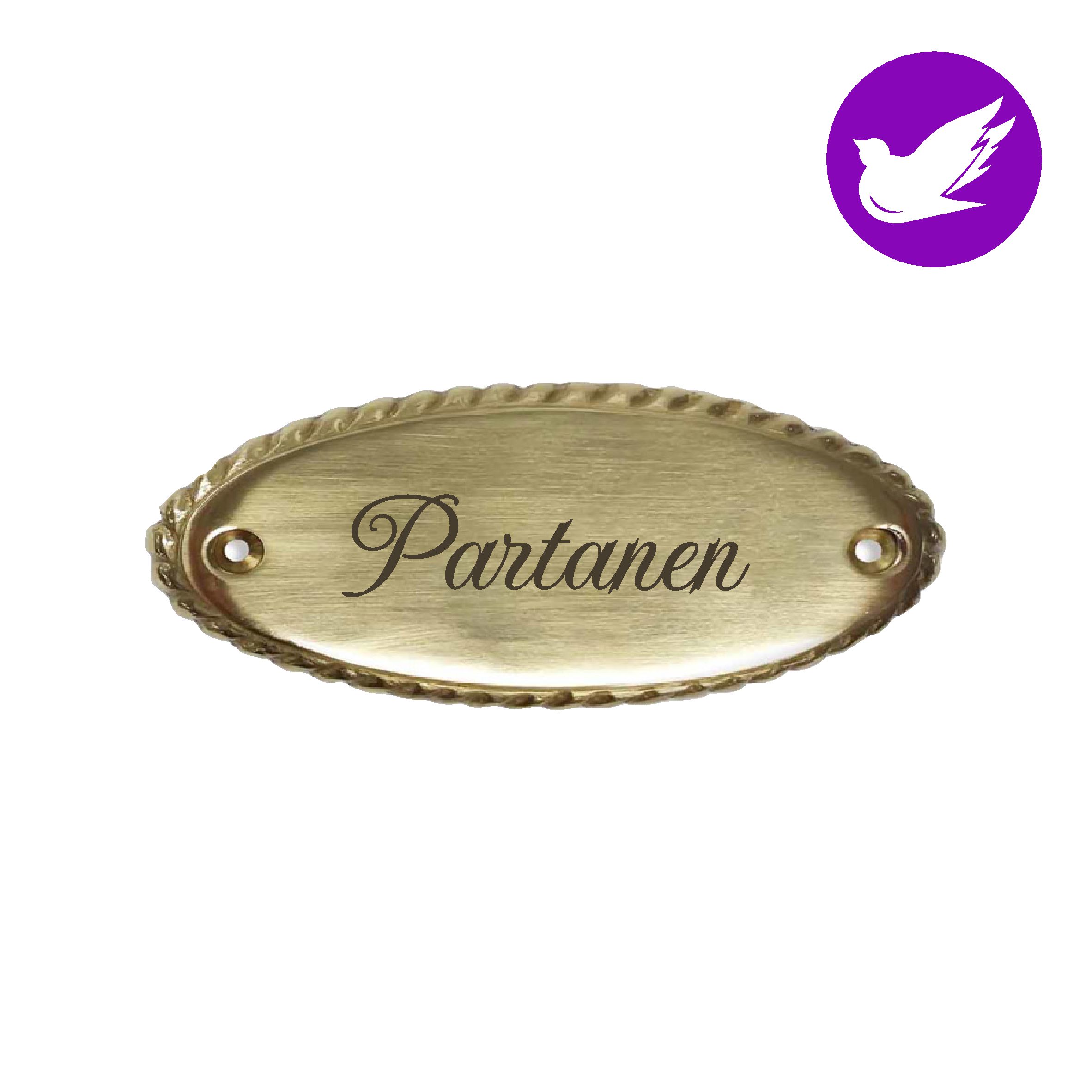 Ovaali Messinkinen ovikyltti omalla tekstillä Tämä koristeellisin yksityiskohdin viimeistelty ovikilpi tuo ripauksen arvokasta, vanhan ajan tunnelmaa. Harjattu messinki ja tummennetut reunakoristeet luovat kauniin kontrastin, joka vangitsee katseen ilman että kokonaisuus tuntuu liian näyttävältä. Messinki patinoituu ajan myötä kauniisti, joten kyltti ikääntyy arvokkaasti ja säilyttää tyylikkyytensä vuosia eteenpäin. Pohjan koko 100 x 40 mm