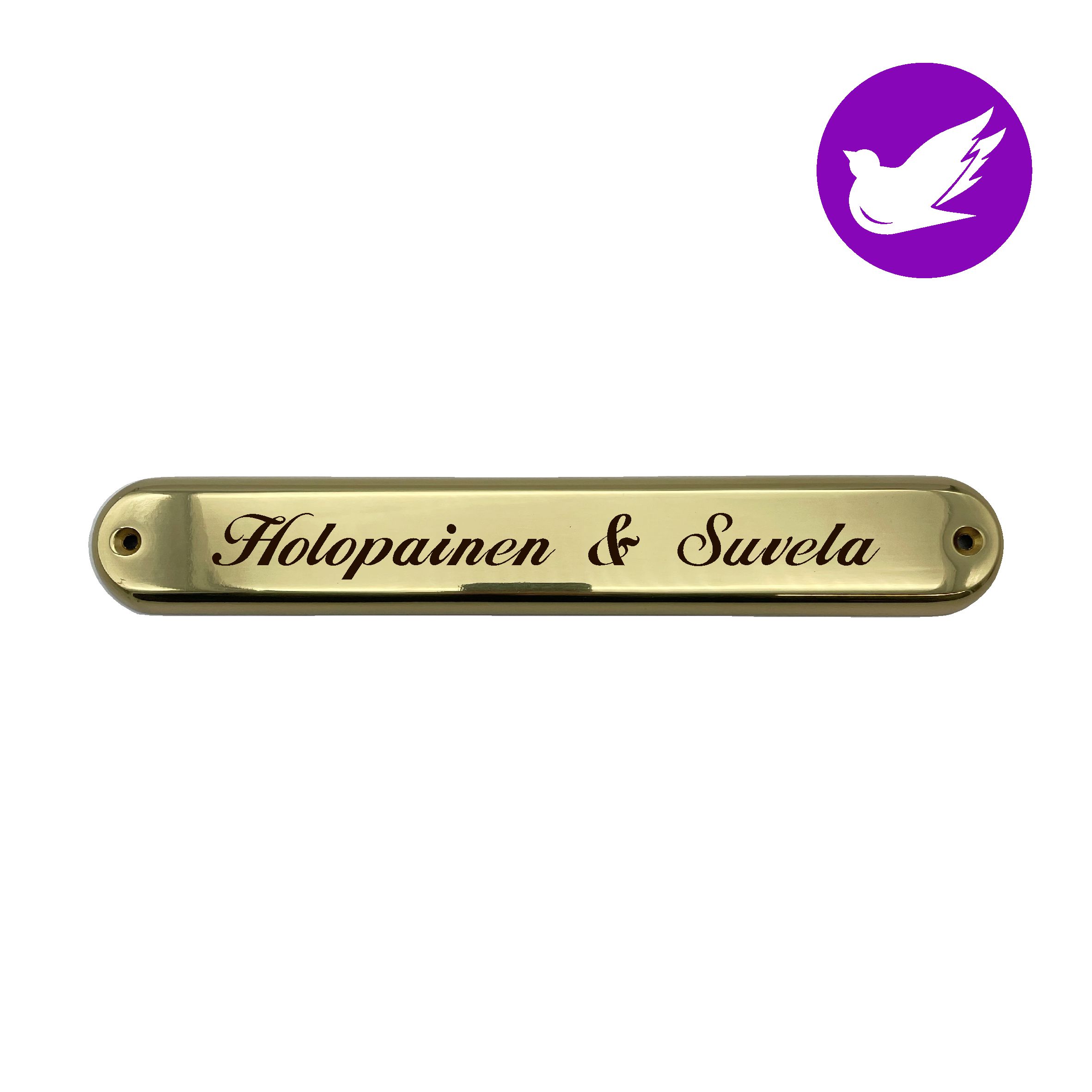 Messinkinen ovikyltti omalla tekstillä Tämä koristeellisin yksityiskohdin viimeistelty ovikilpi tuo ripauksen arvokasta, vanhan ajan tunnelmaa. Harjattu messinki ja tummennetut reunakoristeet luovat kauniin kontrastin, joka vangitsee katseen ilman että kokonaisuus tuntuu liian näyttävältä. Messinki patinoituu ajan myötä kauniisti, joten kyltti ikääntyy arvokkaasti ja säilyttää tyylikkyytensä vuosia eteenpäin.