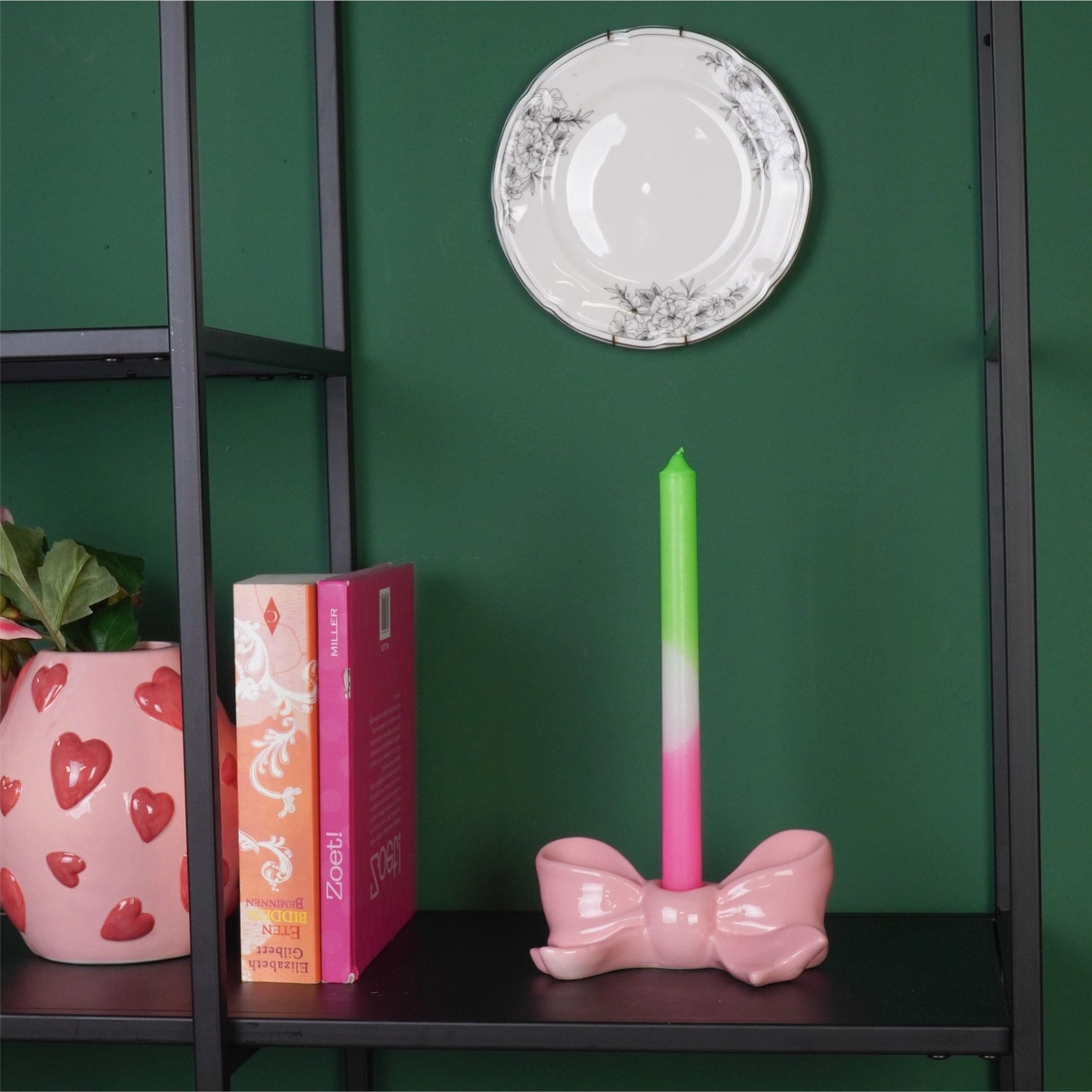 Ihastuttava vaaleanpunainen rusetin mallinen kynttilänjalka kruunukynttilälle