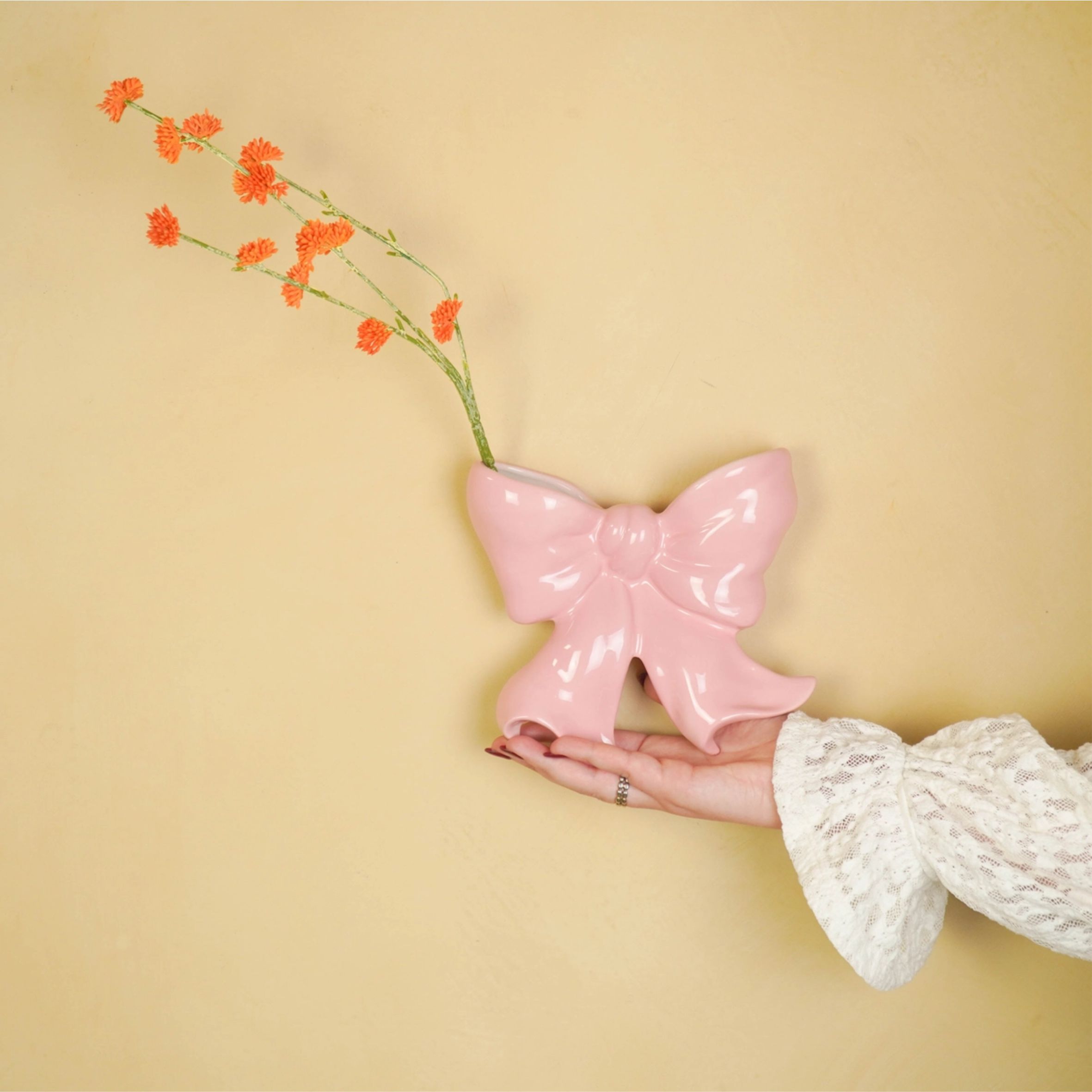 Ihana rusetin mallinen seinäkoriste jota voit käyttää sellaisenaan tai maljakkona. Koriste on umpinainen ja lasitettu myös sisältä joten se kestää vettä