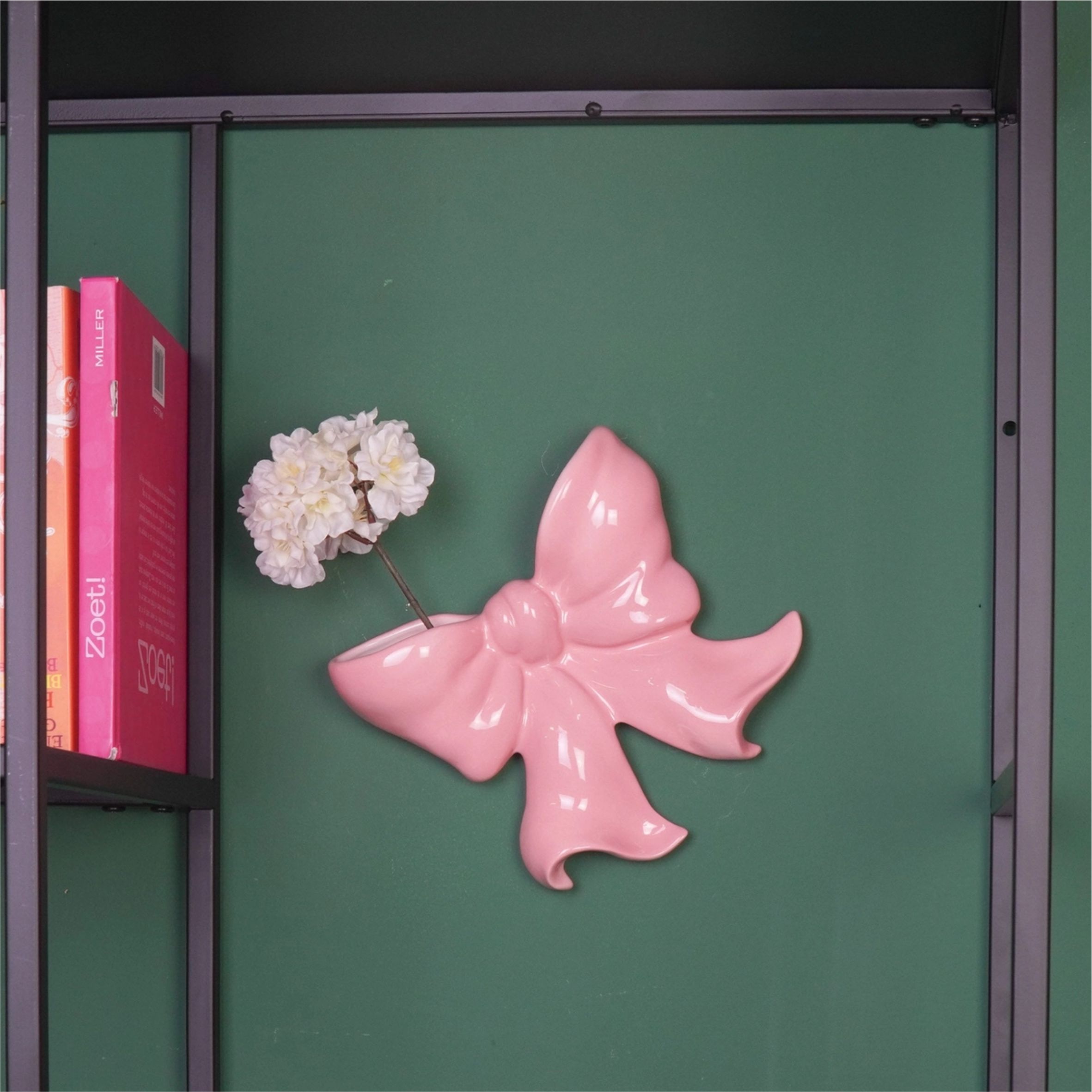 Ihana rusetin mallinen seinäkoriste jota voit käyttää sellaisenaan tai maljakkona. Koriste on umpinainen ja lasitettu myös sisältä joten se kestää vettä