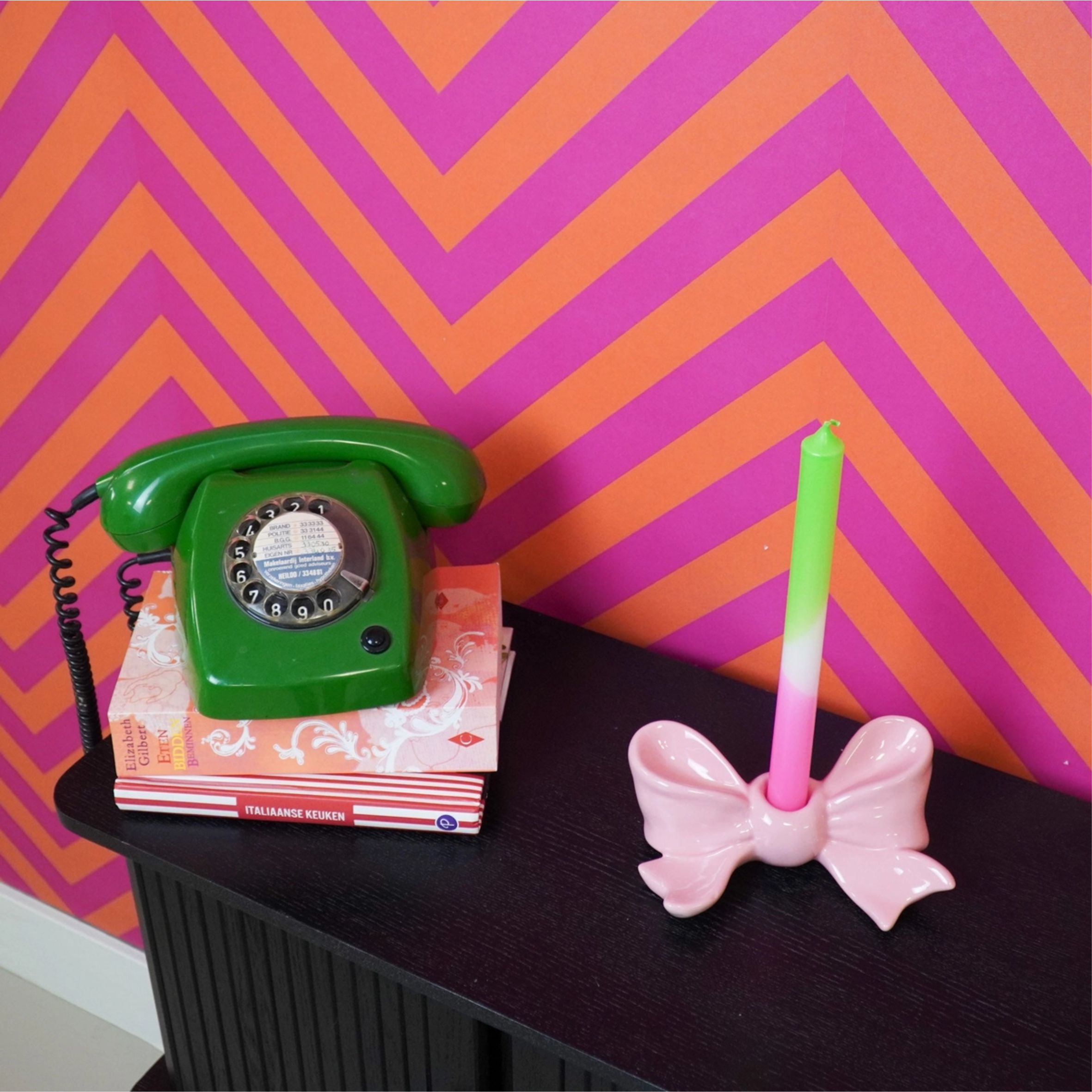 Ihastuttava vaaleanpunainen rusetin mallinen kynttilänjalka kruunukynttilälle