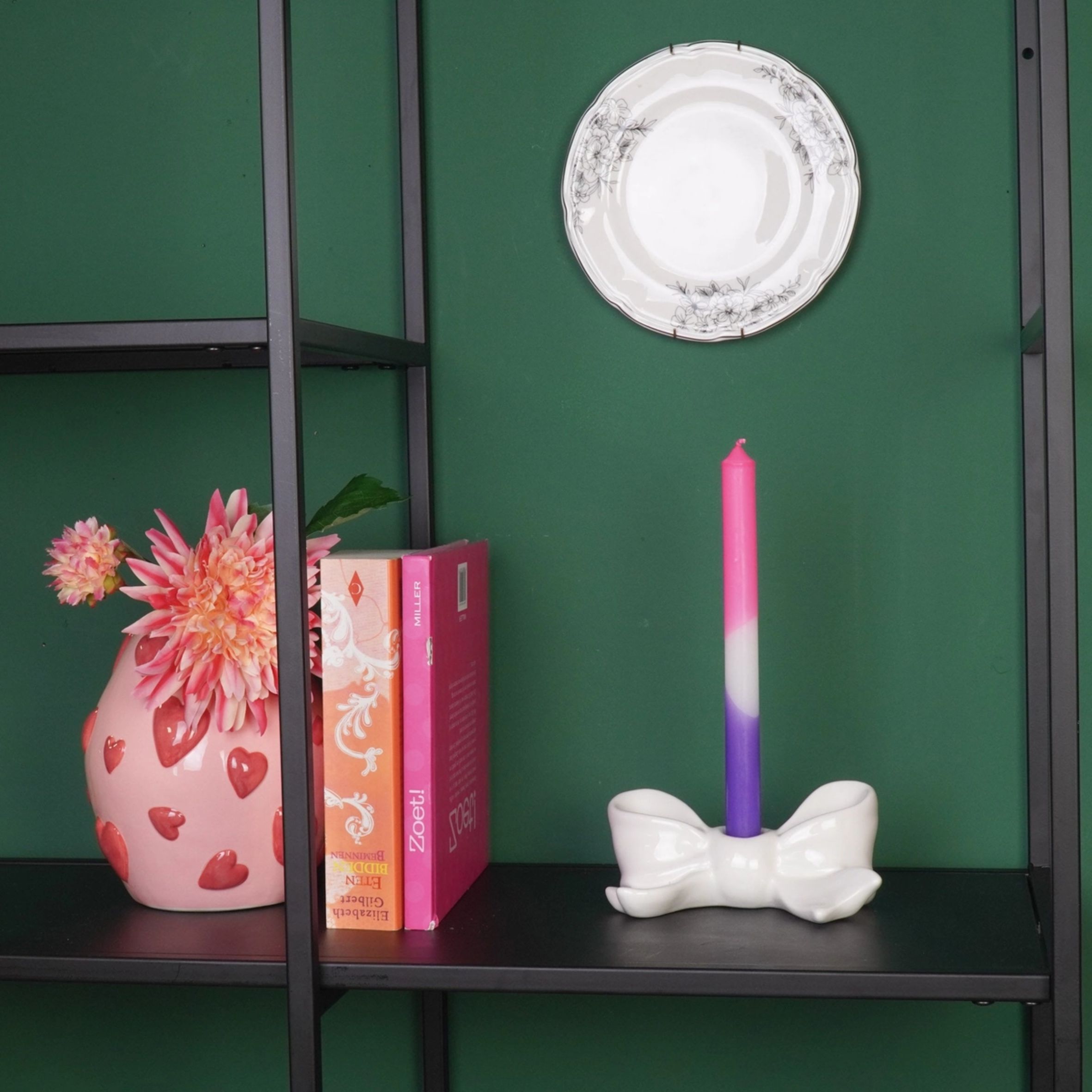 Ihastuttava valkoinen rusetin mallinen kynttilänjalka kruunukynttilälle