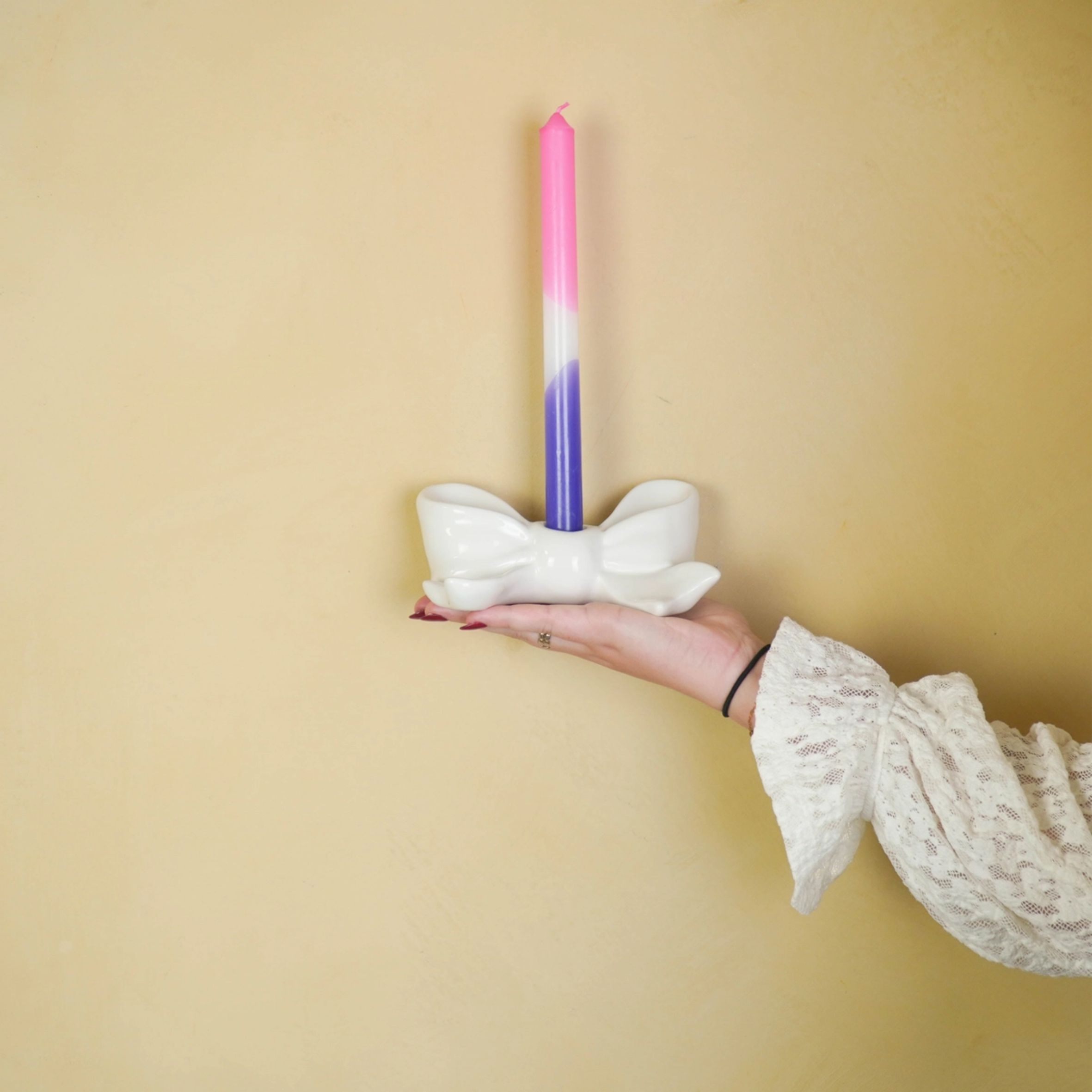 Ihastuttava valkoinen rusetin mallinen kynttilänjalka kruunukynttilälle