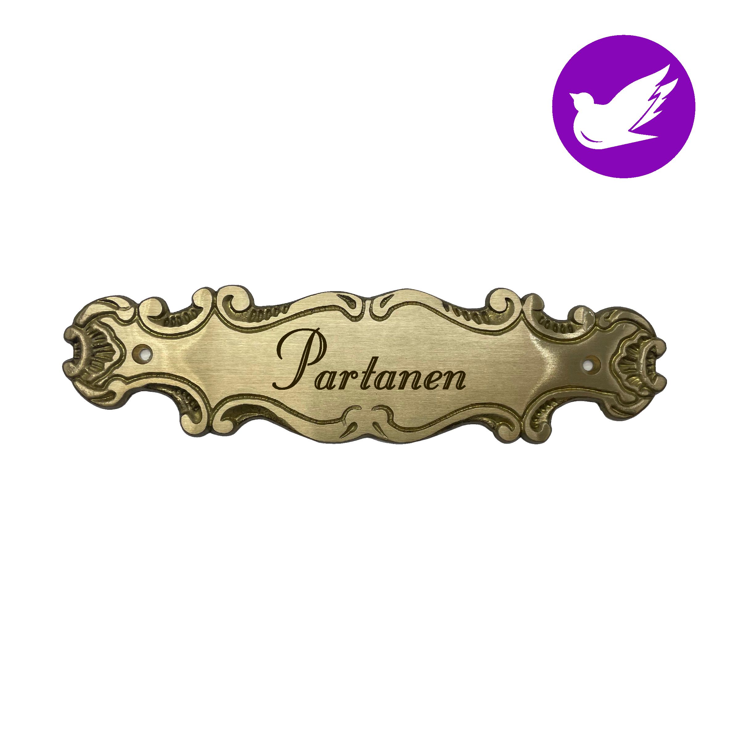 Messinkinen ovikyltti omalla tekstillä Tämä koristeellisin yksityiskohdin viimeistelty ovikilpi tuo ripauksen arvokasta, vanhan ajan tunnelmaa. Harjattu messinki ja tummennetut reunakoristeet luovat kauniin kontrastin, joka vangitsee katseen ilman että kokonaisuus tuntuu liian näyttävältä. Messinki patinoituu ajan myötä kauniisti, joten kyltti ikääntyy arvokkaasti ja säilyttää tyylikkyytensä vuosia eteenpäin. Pohjan koko 175 x 45 mm