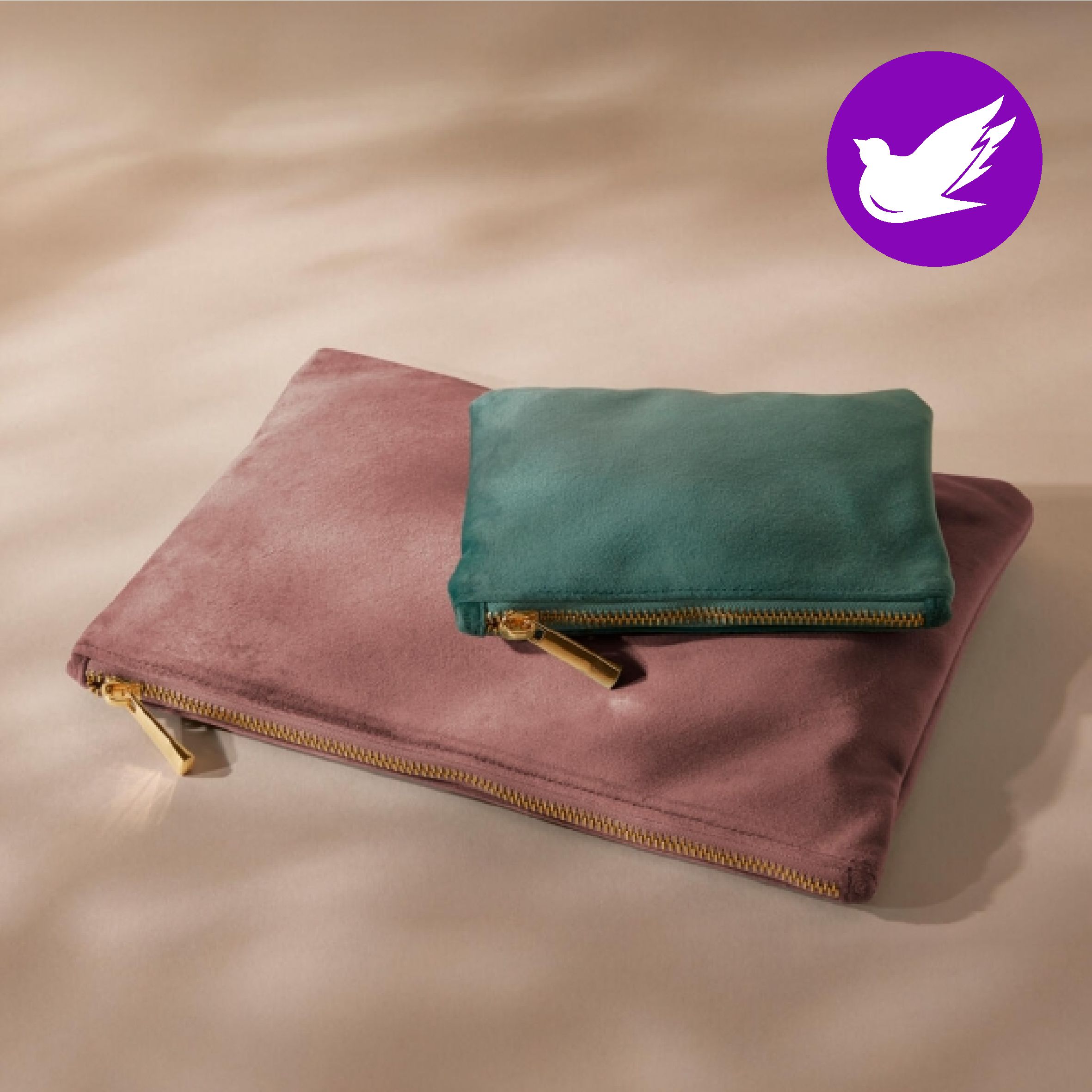 Velvet toilettilaukku / meikkipussi omalla tekstillä Materiaali: Sametti Mitat: S 18x12 cm M 20x30 cm Väri:   Jade ja Rose Quartz Painatuksen väri: kulta tai ruusukulta Kiiltävän kullanvärinen metallinen vetoketju ja vedin