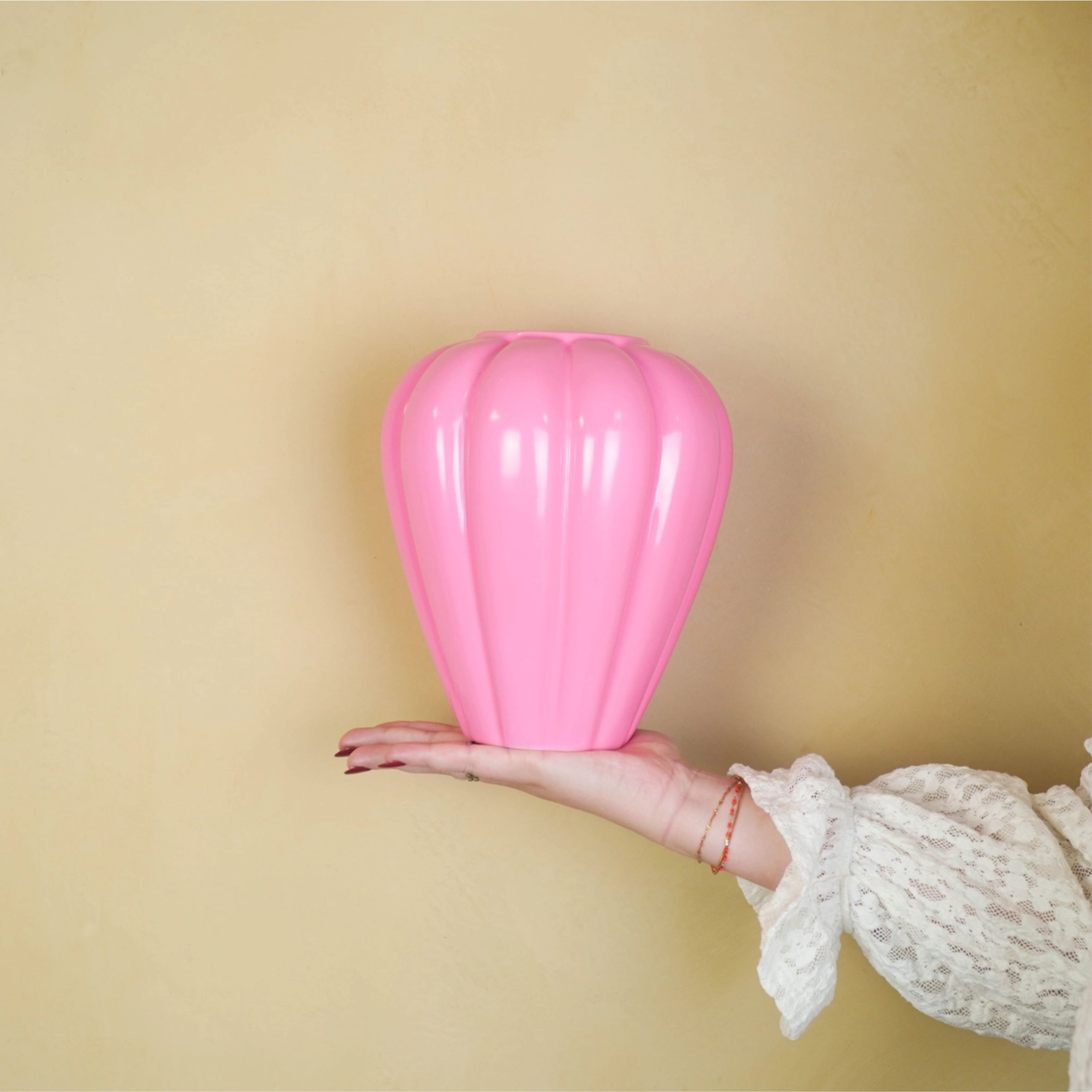 Vaaleanpunainen iso maljakko räiskyvän neon pinkissä värissä