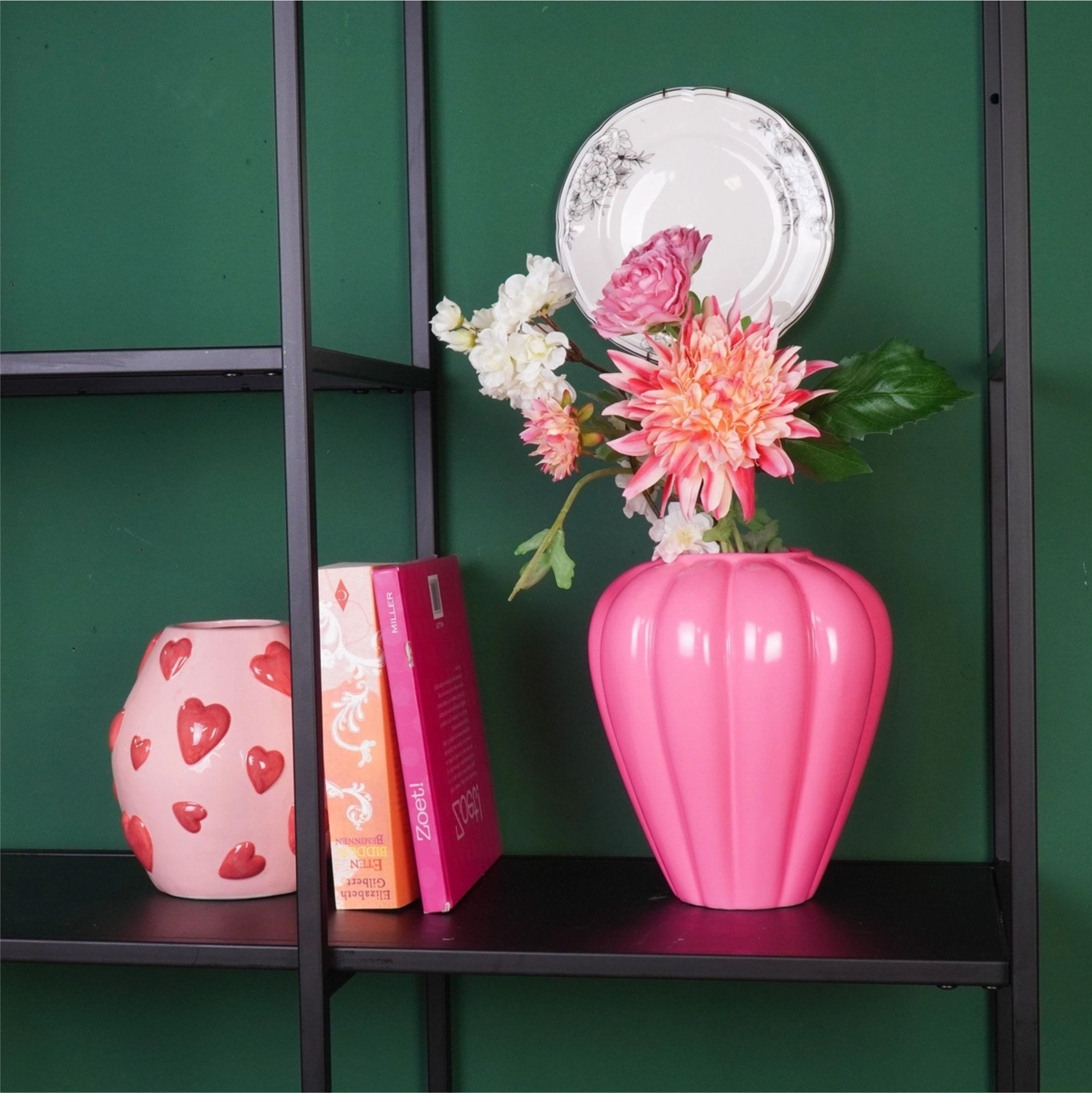 Vaaleanpunainen iso maljakko räiskyvän neon pinkissä värissä