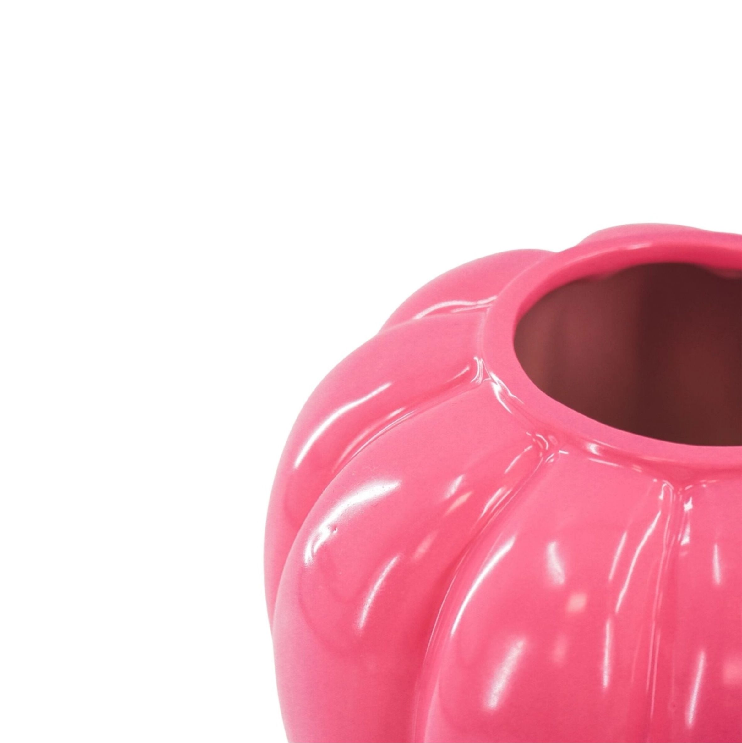 Vaaleanpunainen iso maljakko räiskyvän neon pinkissä värissä