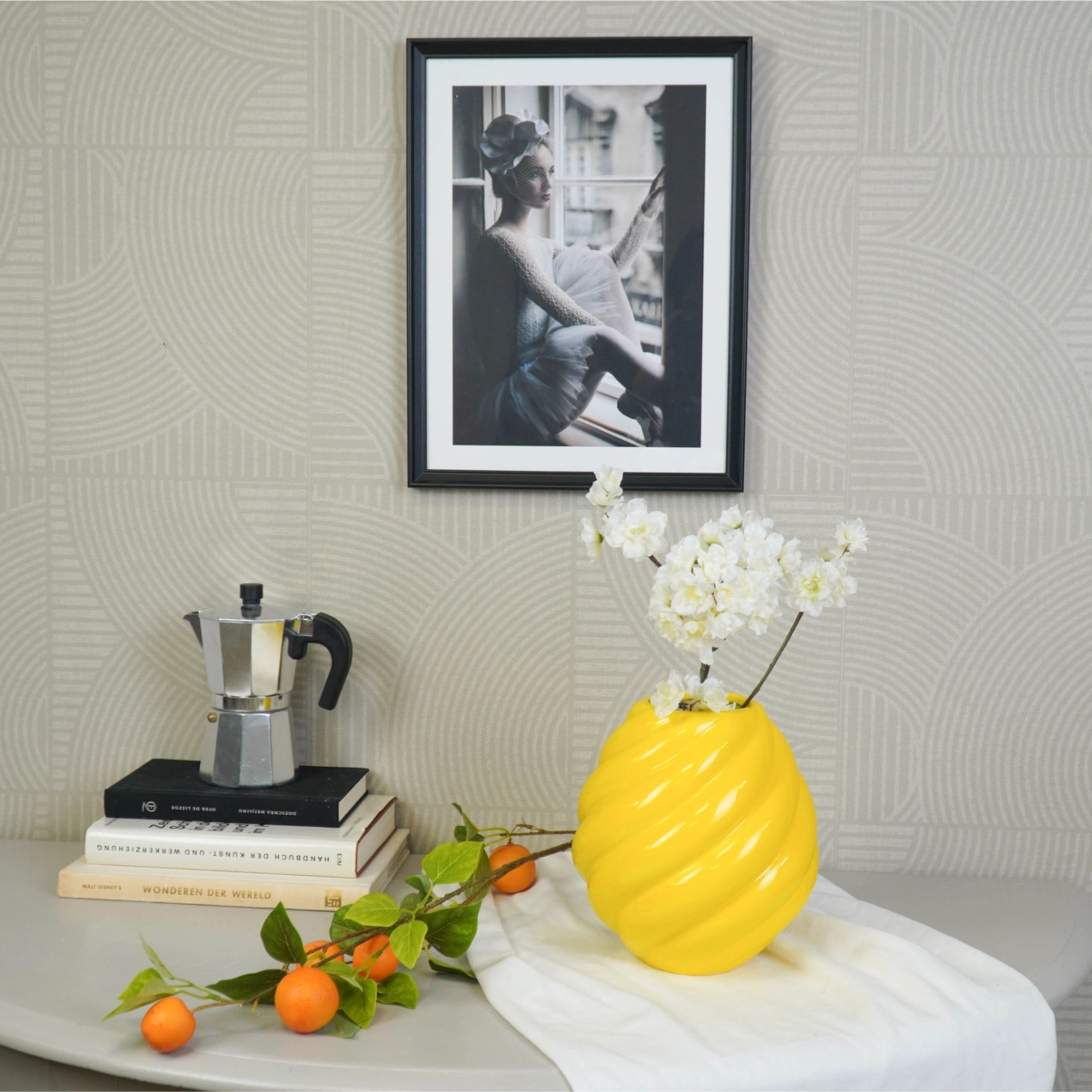 Upea iso keltainen maljakko