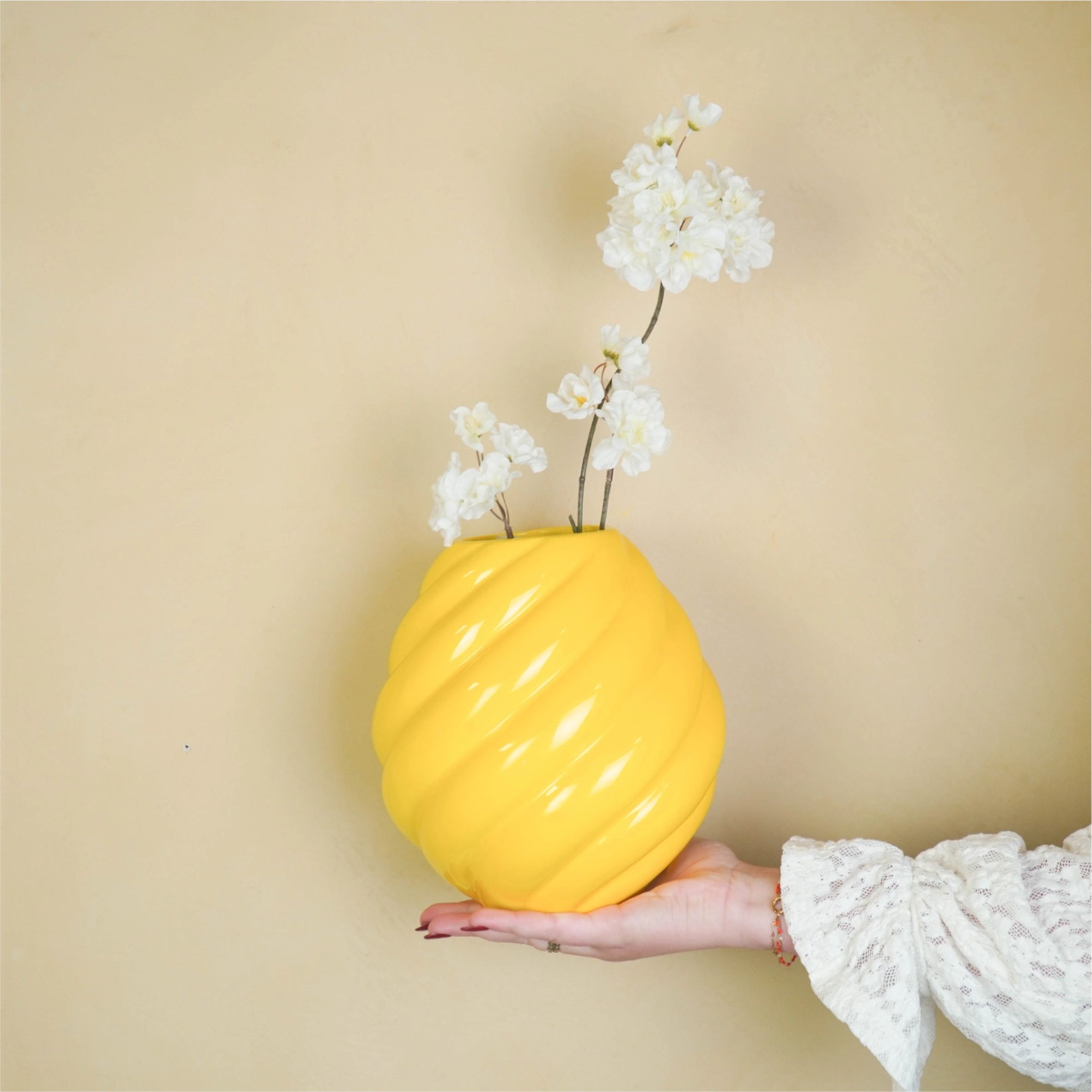 Upea iso keltainen maljakko