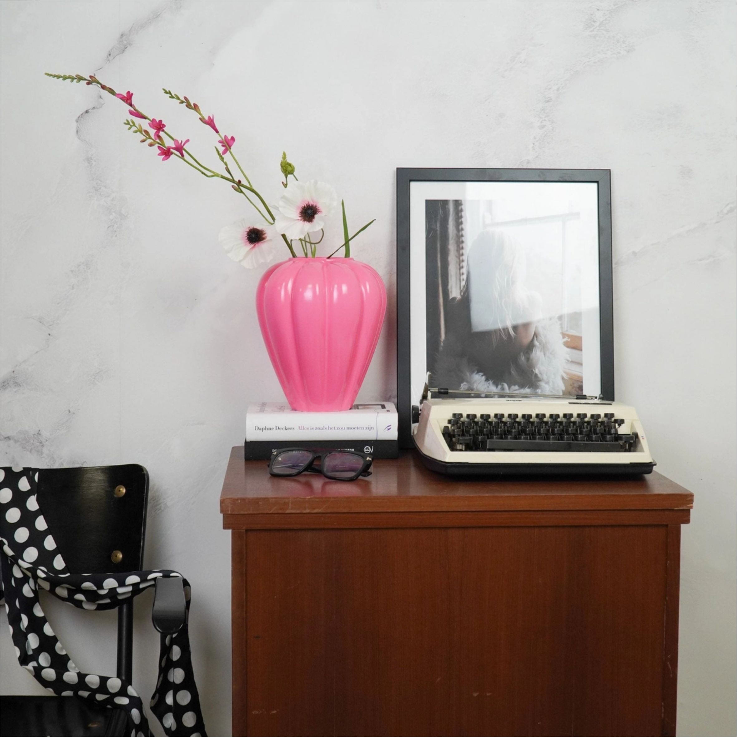 Vaaleanpunainen iso maljakko räiskyvän neon pinkissä värissä