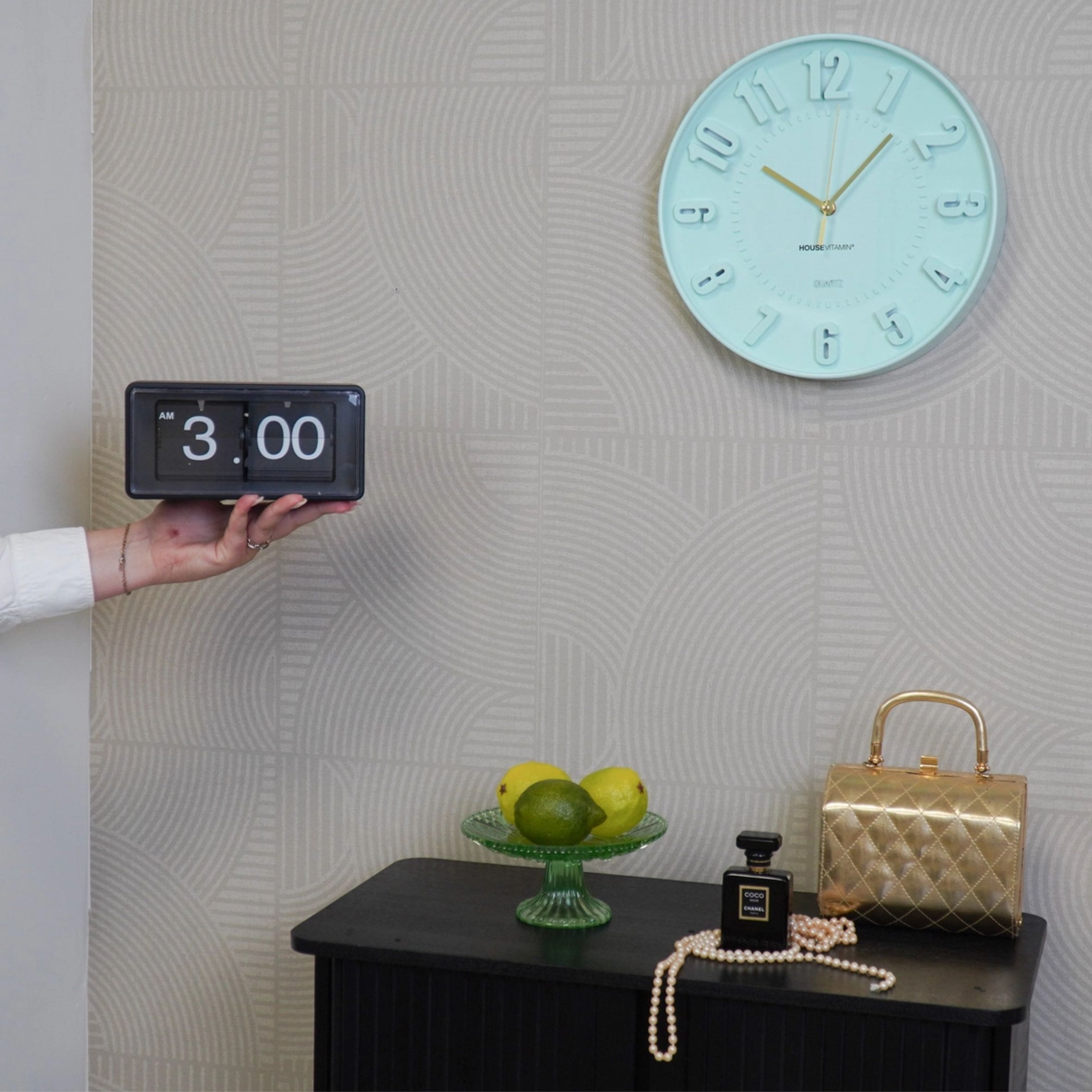 Ihastuttava mintun värinen kello tuo iloa sisustukseen