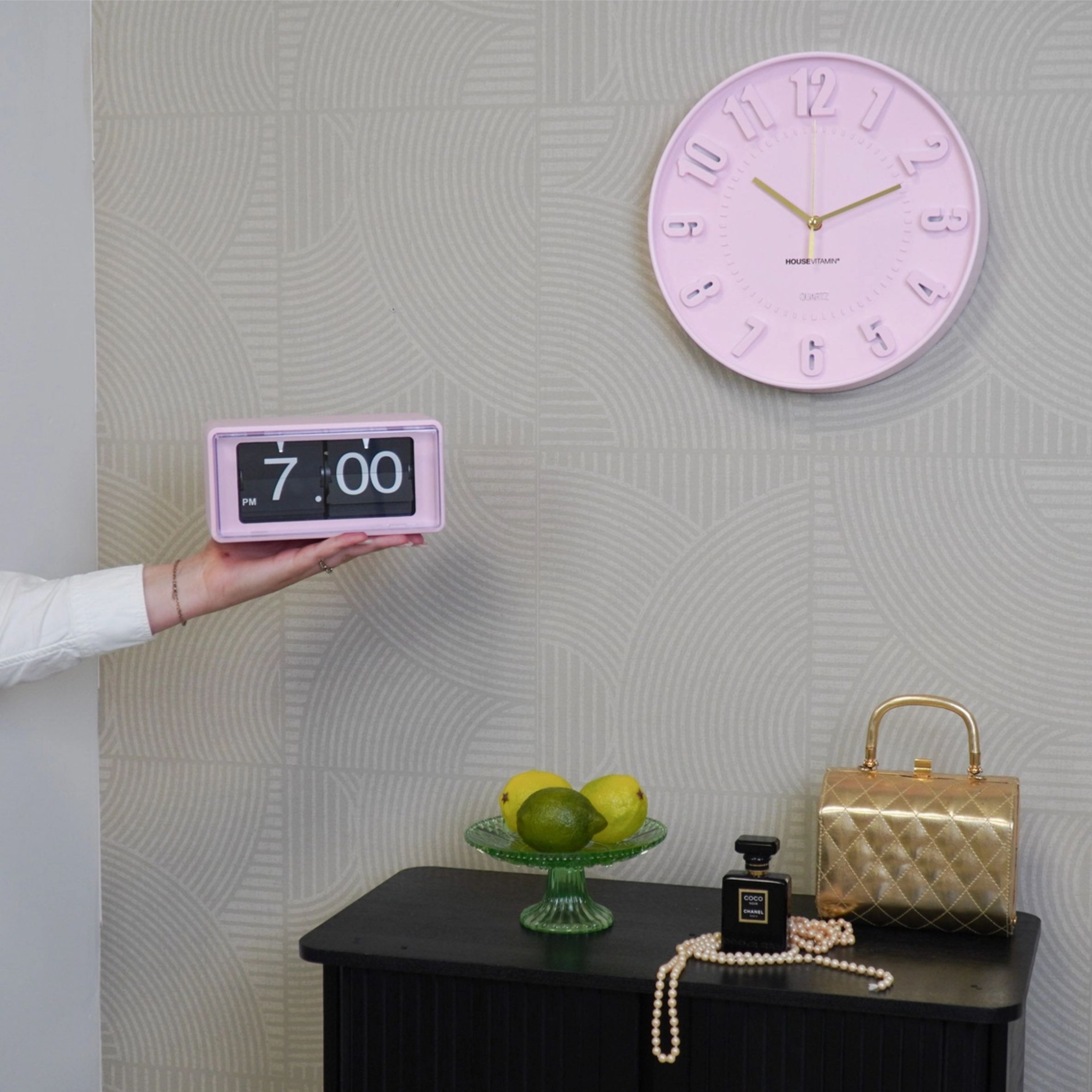 Ihastuttava vaaleanpunainen kello tuo väriä ja iloa sisustukseen