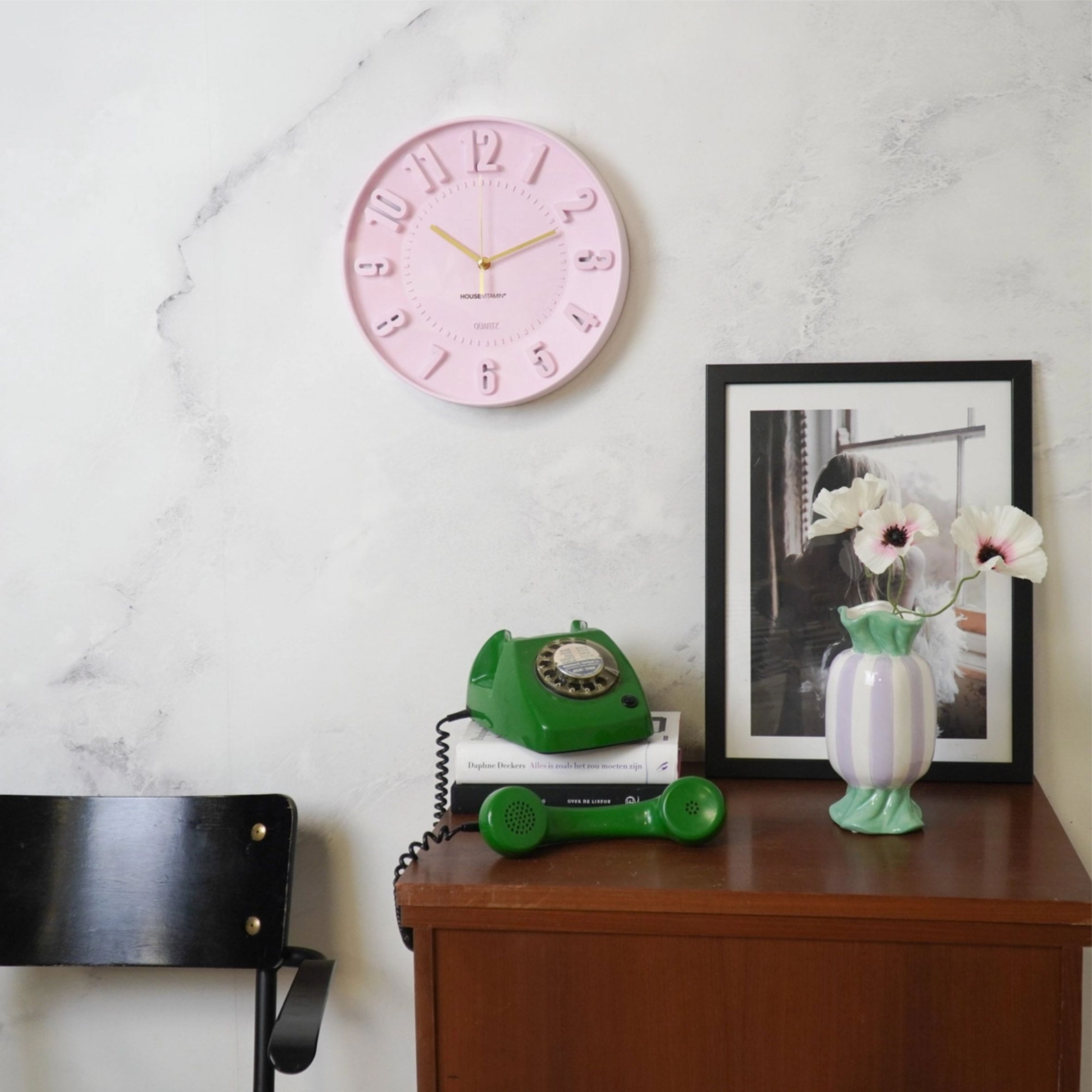 Ihastuttava vaaleanpunainen kello tuo väriä ja iloa sisustukseen