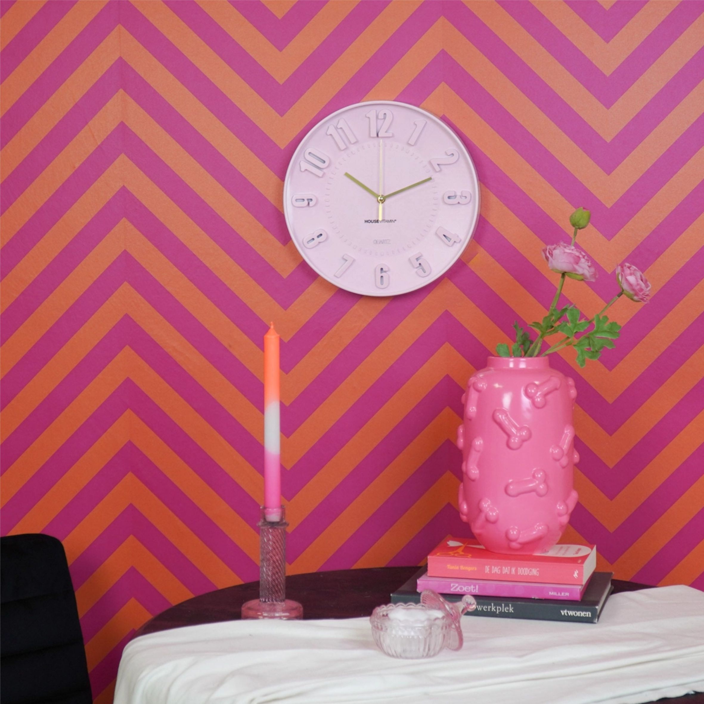 Ihastuttava vaaleanpunainen kello tuo väriä ja iloa sisustukseen