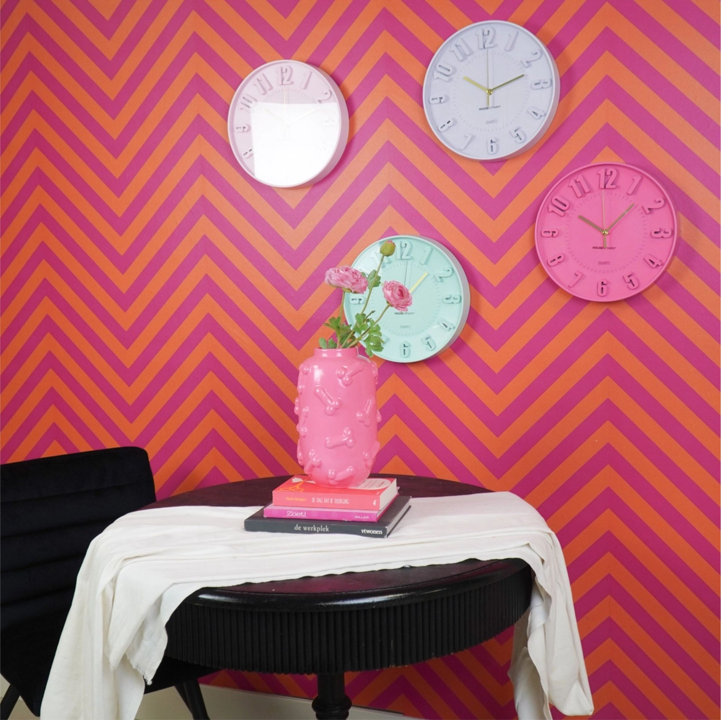 Ihastuttavat värikkäät seinäkellot tuovat väriä ja iloa sisustukseen