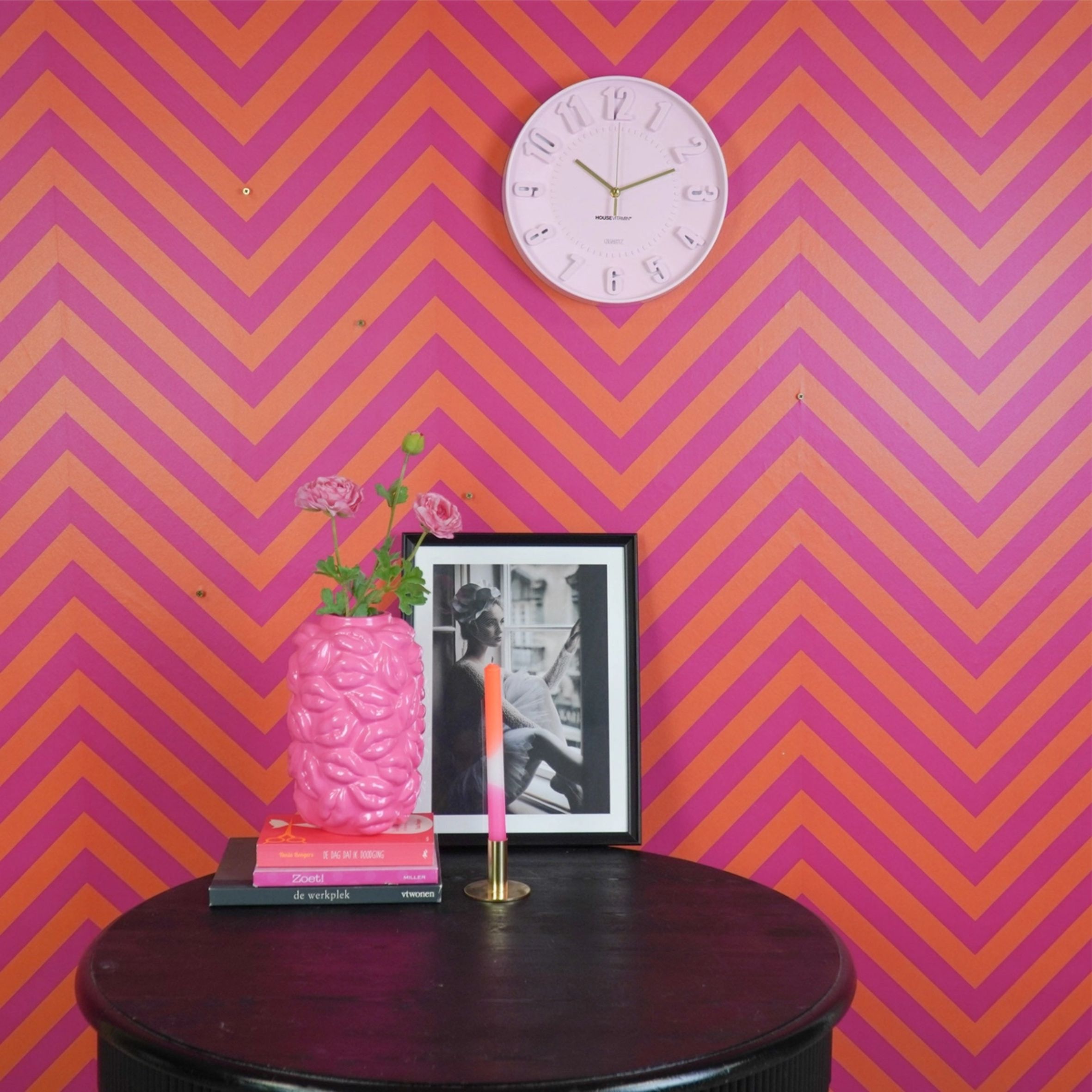 Ihastuttava vaaleanpunainen kello tuo väriä ja iloa sisustukseen