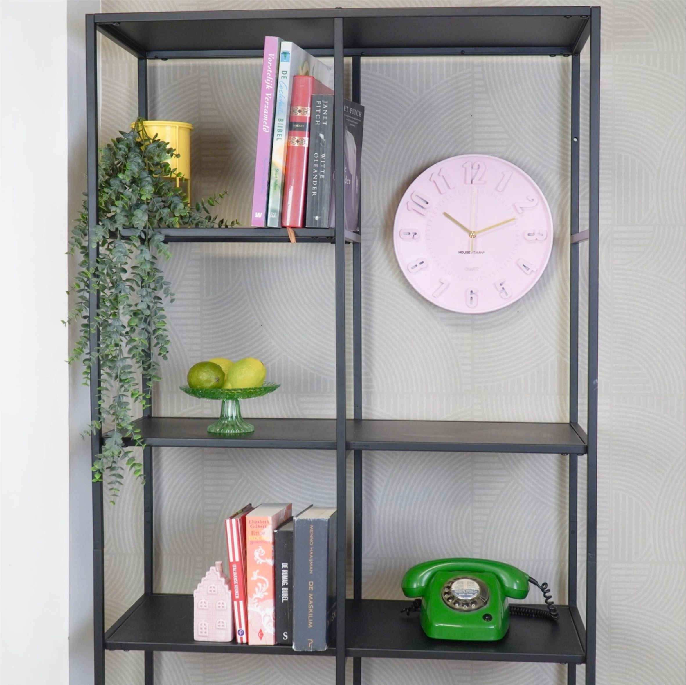 Ihastuttava vaaleanpunainen kello tuo väriä ja iloa sisustukseen