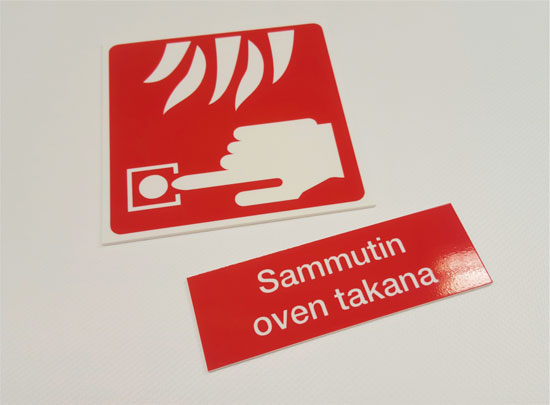 Opaste kyltit. Sammutin oven takana.