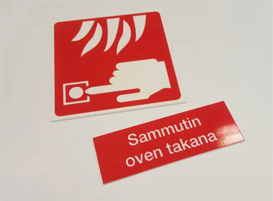 Opaste kyltit. Sammutin oven takana.
