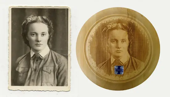 Pyöreä puutaulu omalla kuvalla. Materiaali on leppää ja pinta on lakattu. Kuva tehdään lasermerkkauksella. koko: n. 30 x 30 x 3cm